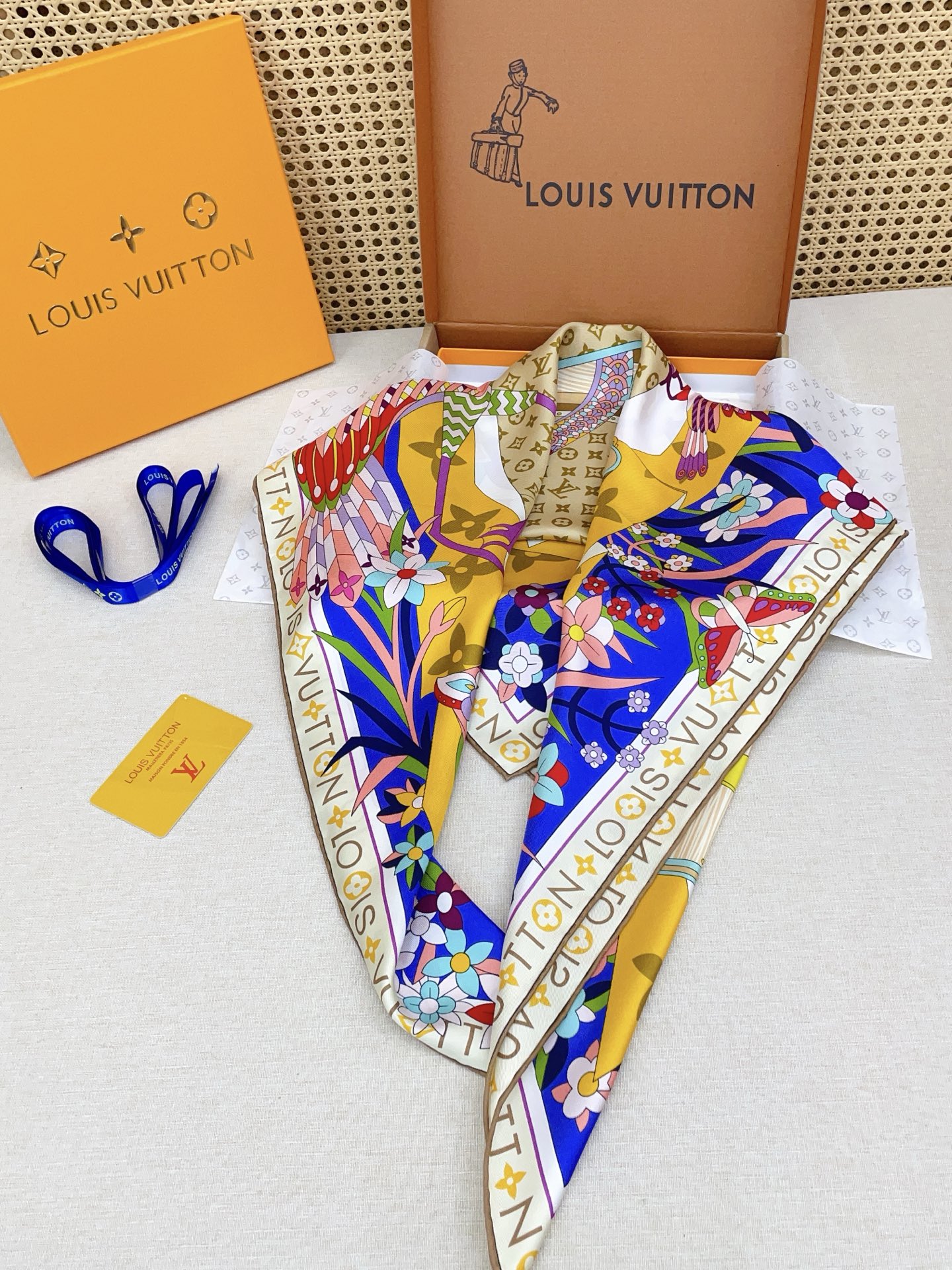 ✨✨【18姆米 双面同色】上身效果疯狂的喜欢❗️专柜也是刚刚上架的，L*最最新款~非常有看头，L的这类元