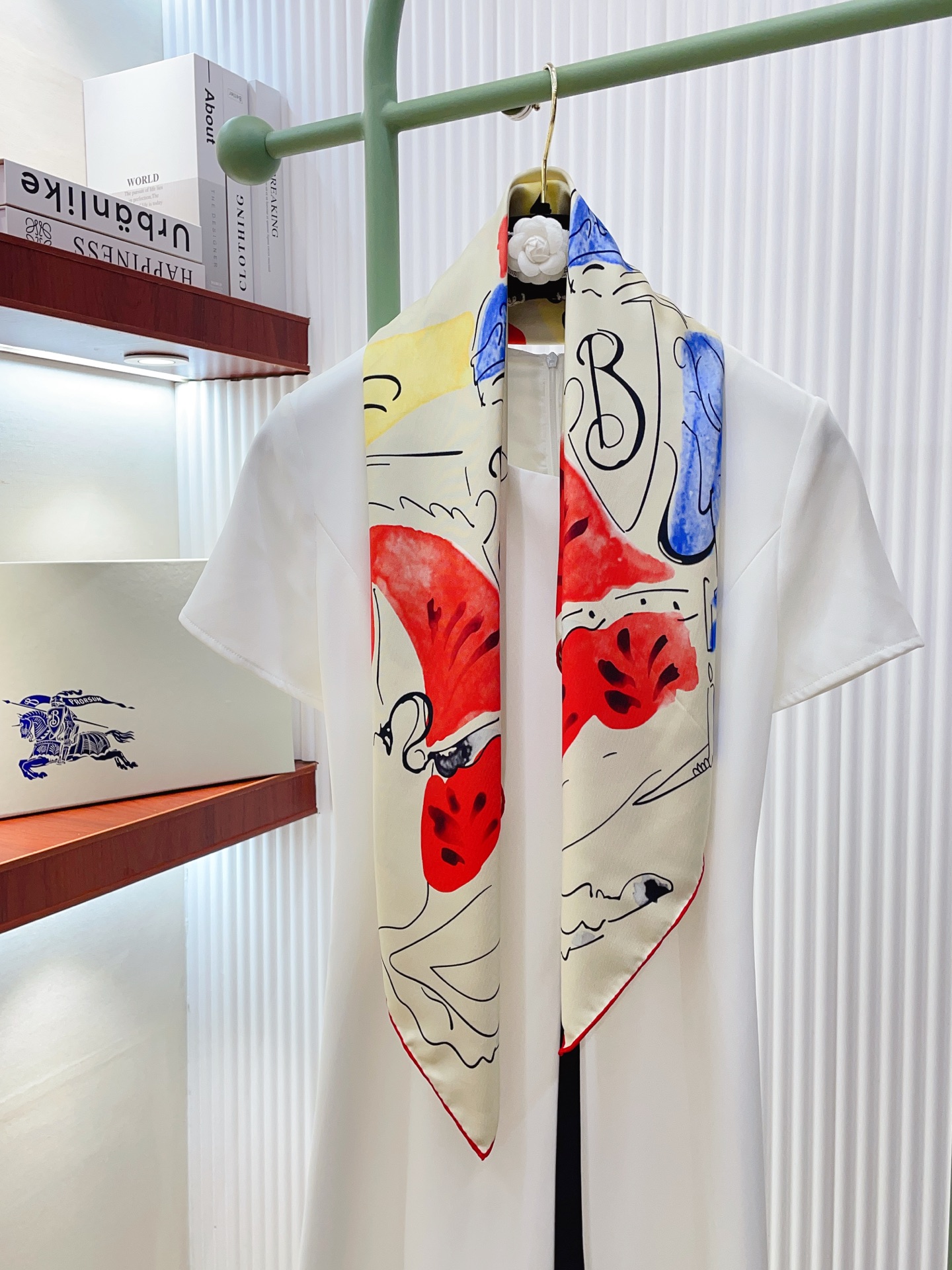 ✨✨【18姆米 双面同色】B家丝巾🧣高级感爆棚❗️高级时髦风‼️配色非常考究，图案匠心，上身简直美得太惊