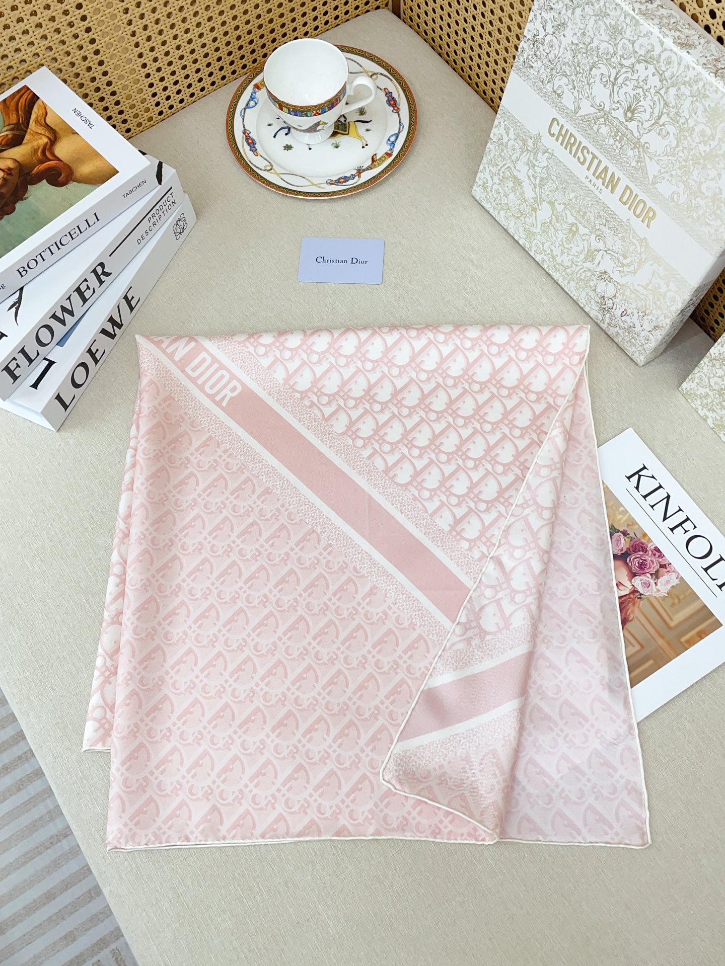 ✨✨【18姆米 双面同色】高级感爆棚❗️CD【双色🎨字母90】高级时髦风‼️配色非常考究，图案匠心，上身