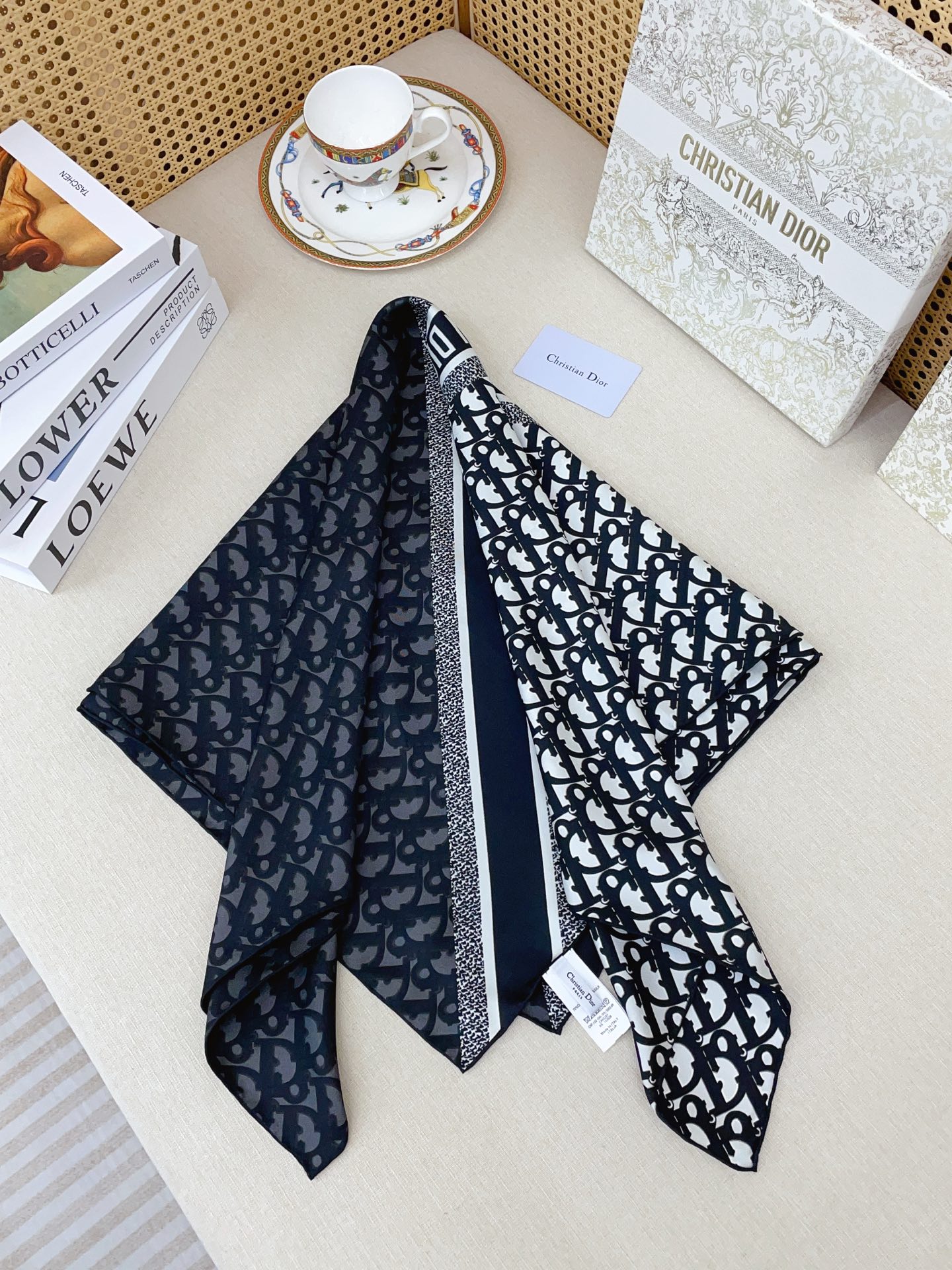 ✨✨【18姆米 双面同色】高级感爆棚❗️CD【双色🎨字母90】高级时髦风‼️配色非常考究，图案匠心，上身