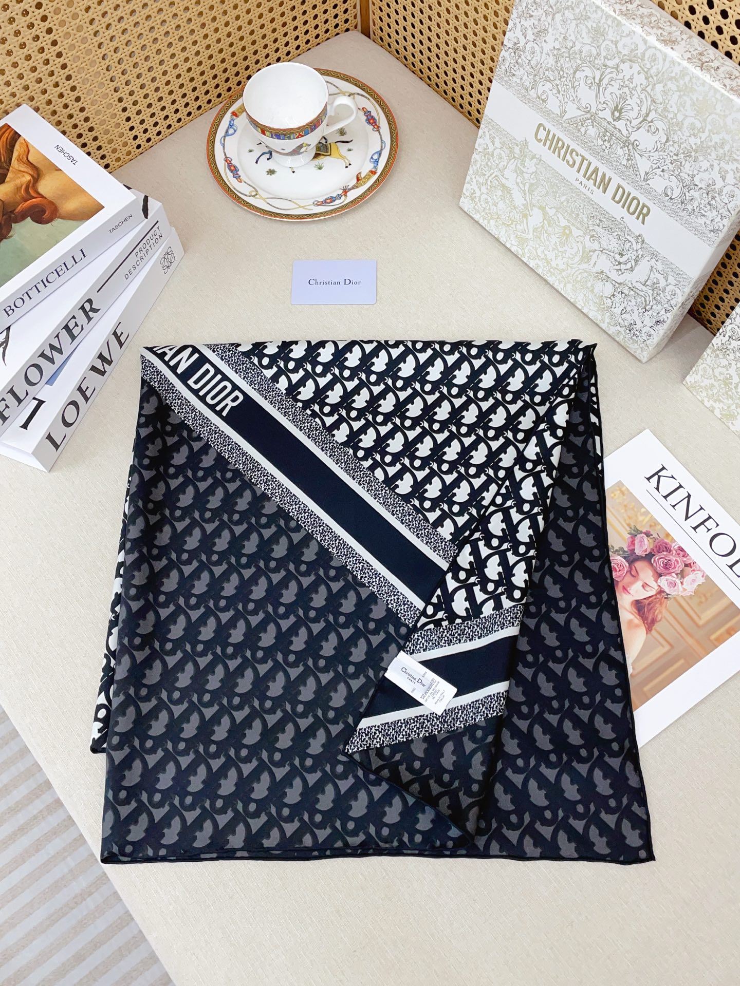 ✨✨【18姆米 双面同色】高级感爆棚❗️CD【双色🎨字母90】高级时髦风‼️配色非常考究，图案匠心，上身