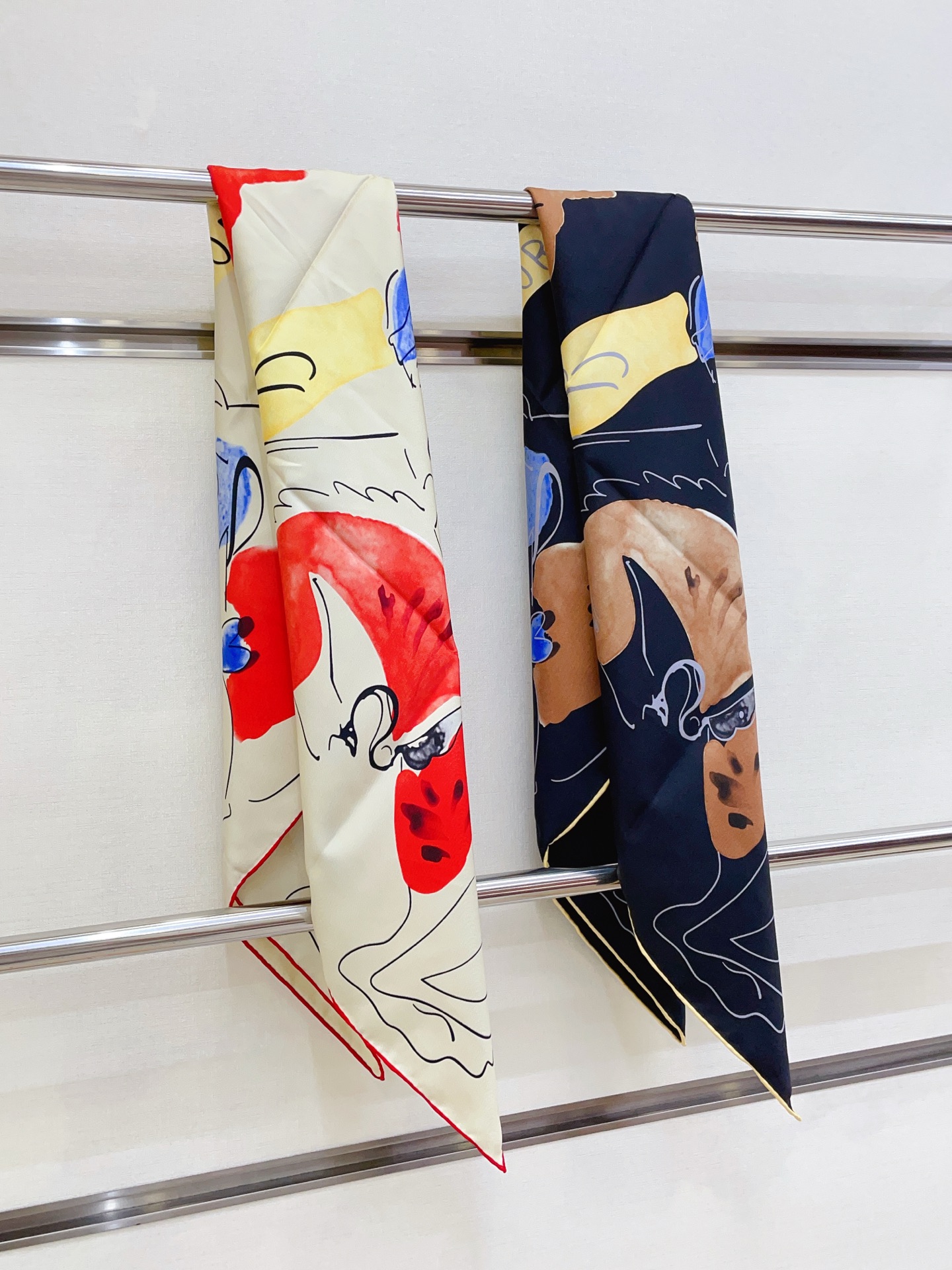 ✨✨【18姆米 双面同色】B家丝巾🧣高级感爆棚❗️高级时髦风‼️配色非常考究，图案匠心，上身简直美得太惊