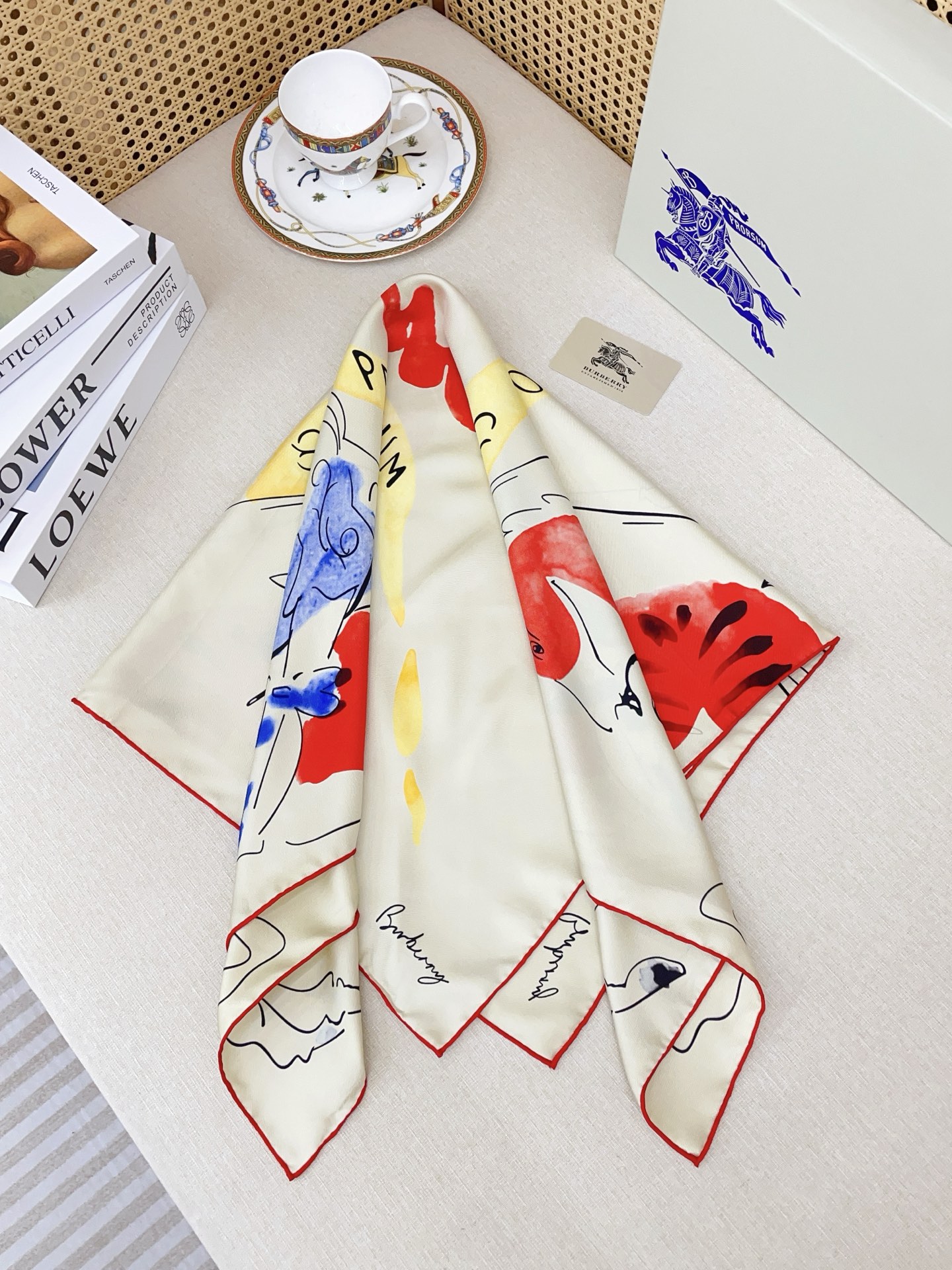 ✨✨【18姆米 双面同色】B家丝巾🧣高级感爆棚❗️高级时髦风‼️配色非常考究，图案匠心，上身简直美得太惊