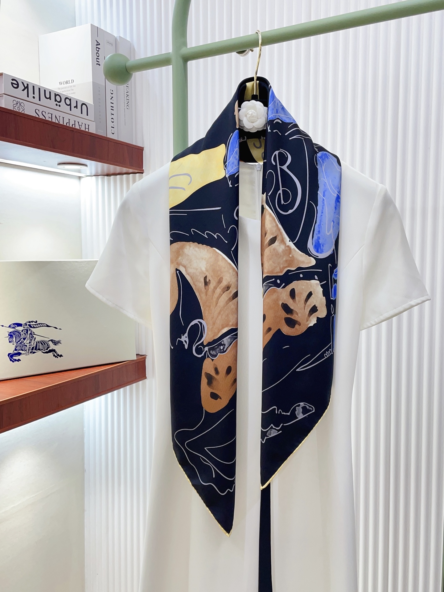 ✨✨【18姆米 双面同色】B家丝巾🧣高级感爆棚❗️高级时髦风‼️配色非常考究，图案匠心，上身简直美得太惊