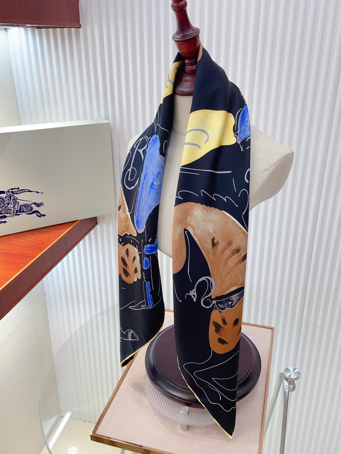 ✨✨【18姆米 双面同色】B家丝巾🧣高级感爆棚❗️高级时髦风‼️配色非常考究，图案匠心，上身简直美得太惊