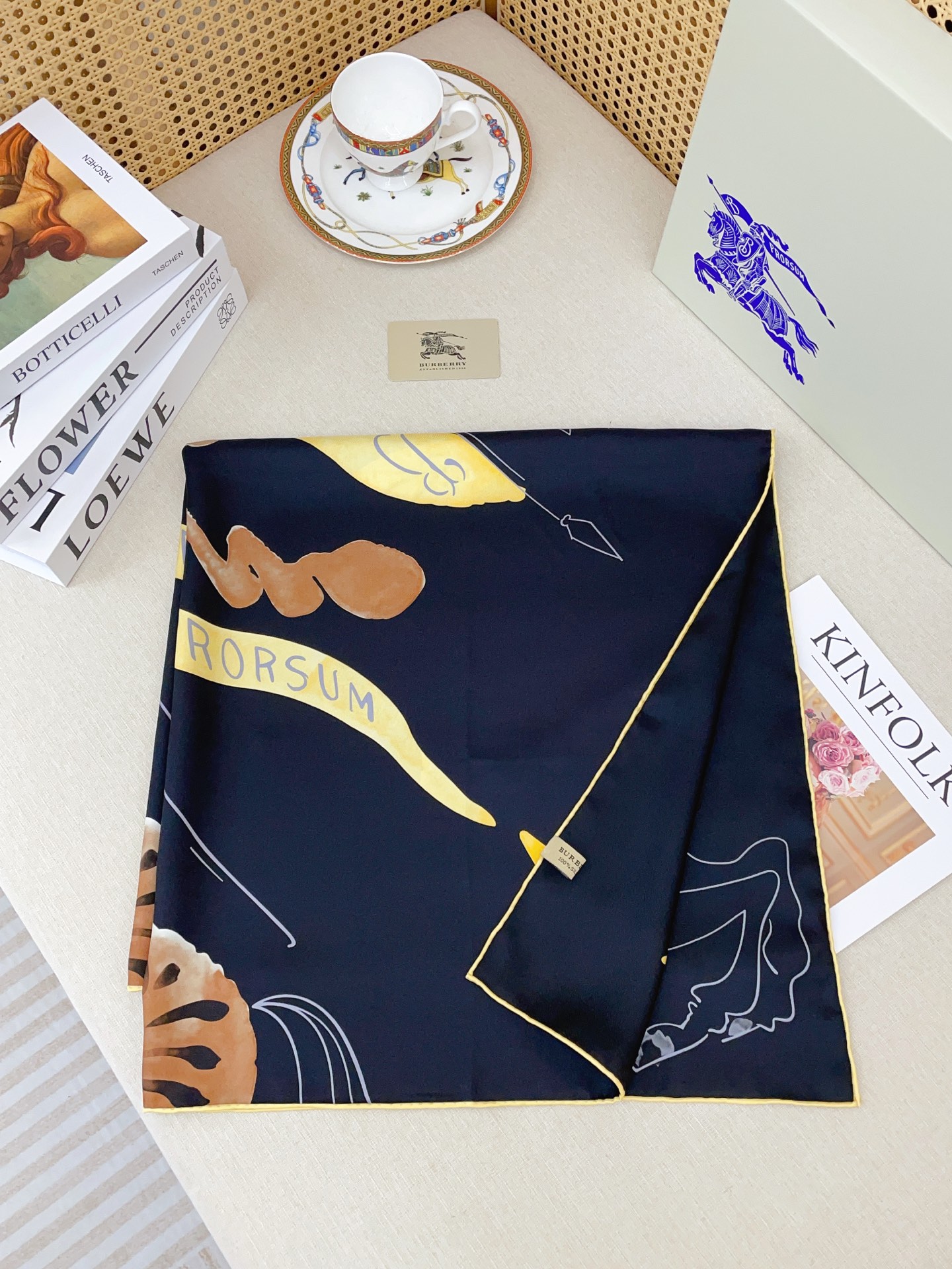 ✨✨【18姆米 双面同色】B家丝巾🧣高级感爆棚❗️高级时髦风‼️配色非常考究，图案匠心，上身简直美得太惊