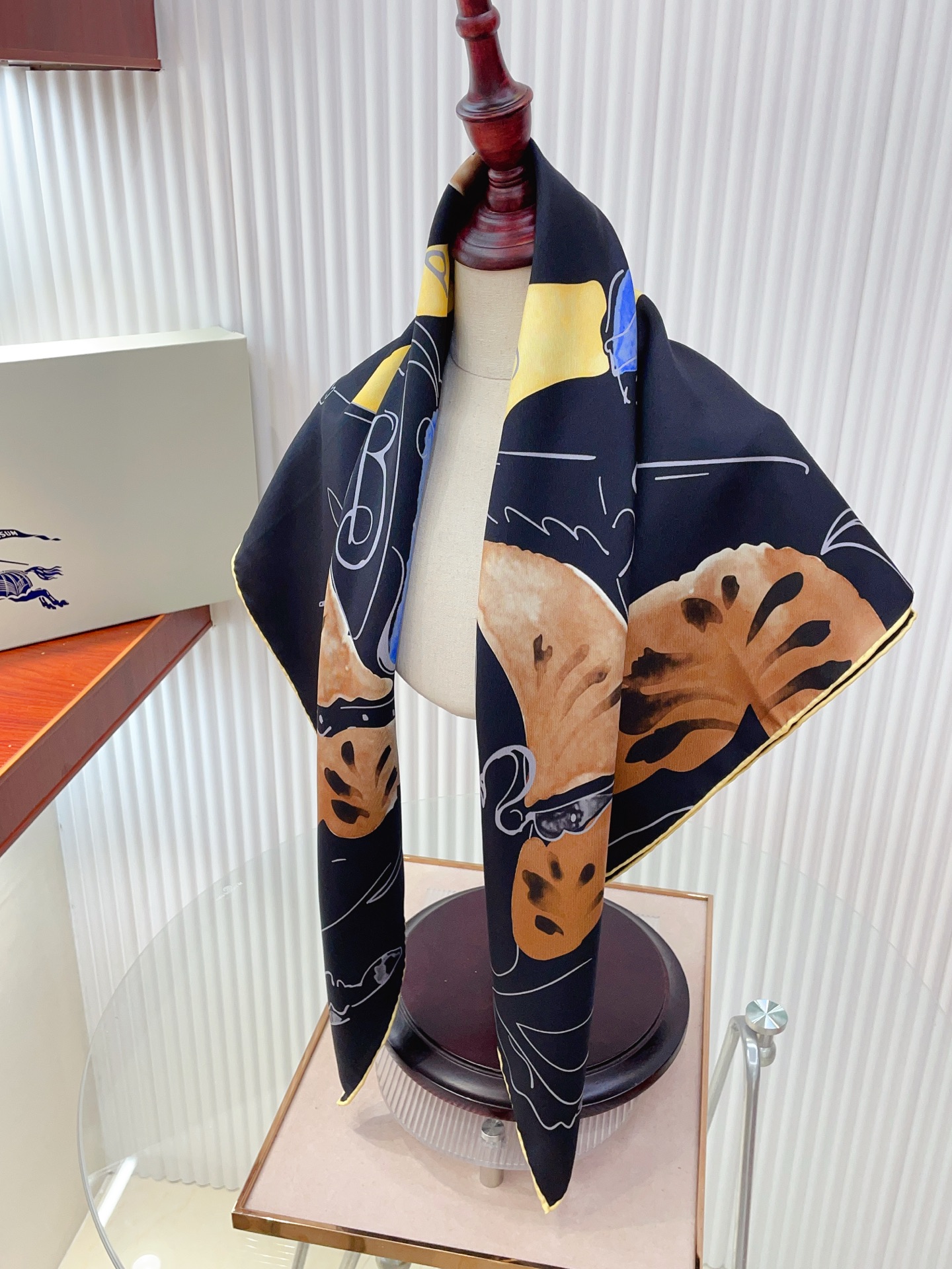 ✨✨【18姆米 双面同色】B家丝巾🧣高级感爆棚❗️高级时髦风‼️配色非常考究，图案匠心，上身简直美得太惊