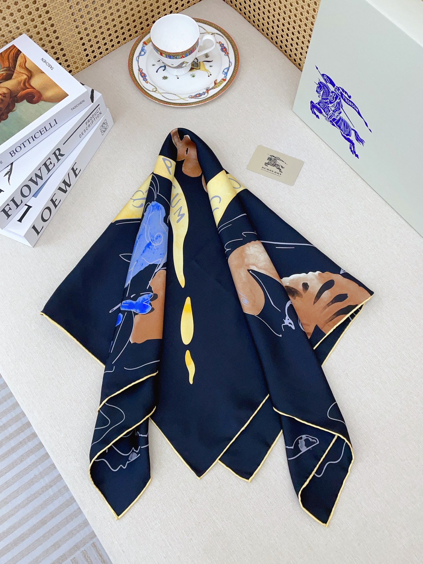 ✨✨【18姆米 双面同色】B家丝巾🧣高级感爆棚❗️高级时髦风‼️配色非常考究，图案匠心，上身简直美得太惊