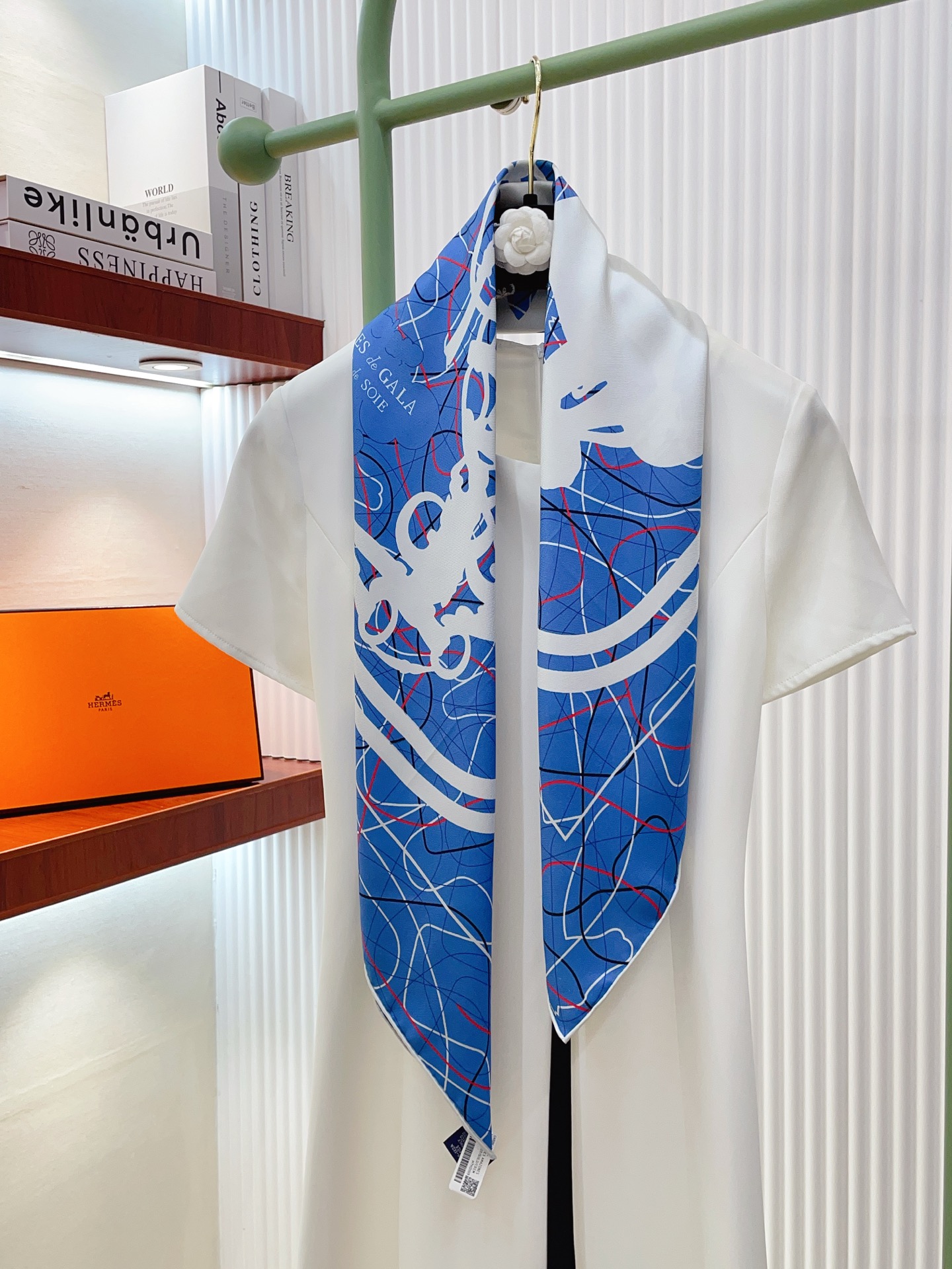 NO:728929,[18 Mummy, double-sided same color] H**S new silk scarf, everyone said it looks good when I bought it. Recommended [Gorgeous Hao Luan Line Edition 90] Silk square scarf, top craftsmanship, value counter hot model, three-dimensional presentation of patterns and textures, extremely high quality, special craftsmanship, high-end research and development, stunning appearance, special cutting-edge craftsmanship, loved by Bai Fumei. Whether it is quality, style or price, they will scream for big brand control. Super high cost performance It is definitely worth buying twill silk, size 90cm*90cm high version scarf, high version scarf, real silk19860909【18姆米 双面同色】H**S真丝新款买了都说好看推荐【华丽的缰巒线条版 90】真丝方巾,顶级工艺超值专柜爆款立体呈现图案纹路实物档次极高特殊工艺高端研发惊艳问世特殊尖端工艺处理受到白富美的喜欢 无论是品质 款式 价格都令大牌控的她们尖叫 超高性价比 绝对值得入手斜纹真丝,尺寸90cm*90cm高版本围巾,高版本围巾,real silk,scarf