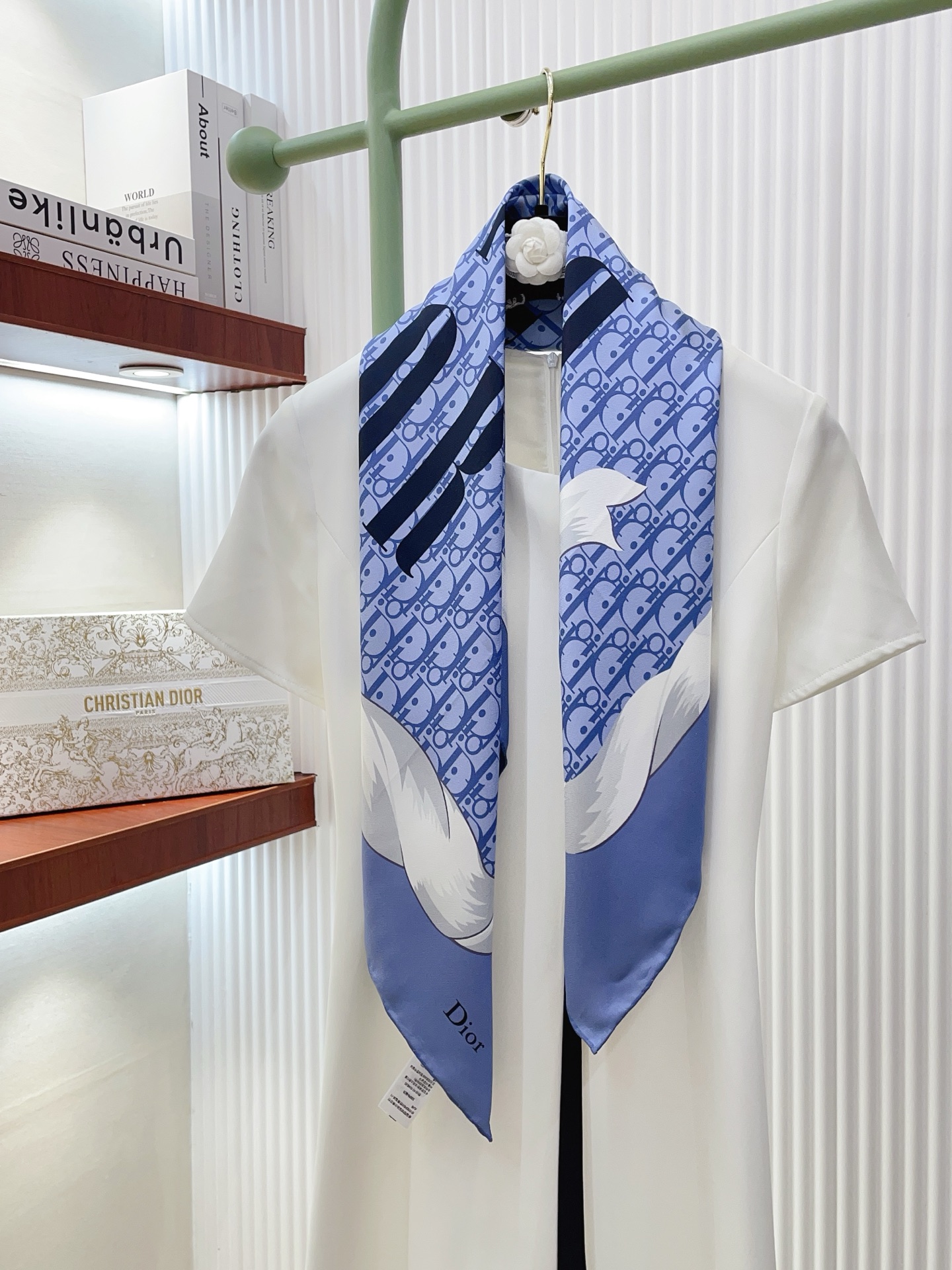 NO:728934,【18moomi  Double-sided with the same color] CD with a high-end sense [Letter Element 90] High-end fashion style color matching is very sophisticated, the pattern is ingenious, and the upper body is simply stunning. It can be blended into daily items and can be matched with very young dressing styles. It is enough to make any mediocre outfit amazing and has rich combinations  The function is soft. The feel, gloss and curling are all very good. Customized fabric. It makes the scarf easier to style. The simple matching gives people a very comfortable and tasteful big-name feel... Recommended 90*90cm top twill silk square scarf high version scarf, high version scarf, real  silk19860909【18姆米 双面同色】高级感爆棚CD【字母元素90】高级时髦风配色非常考究,图案匠心,上身简直美得太惊艳了融入日常的单品,可以搭配很年轻的穿搭方式.它足以让任何一件平庸的服装变得惊艳无比,有着丰富搭配功能柔软.手感,光泽感,卷边都做的非常好,定制级面料.赋予了围巾更非常容易造型.简单的搭配却给人非常舒适有品味的大牌感…推荐90*90cm顶级斜纹真丝方巾高版本围巾,高版本围巾,real silk,scarf