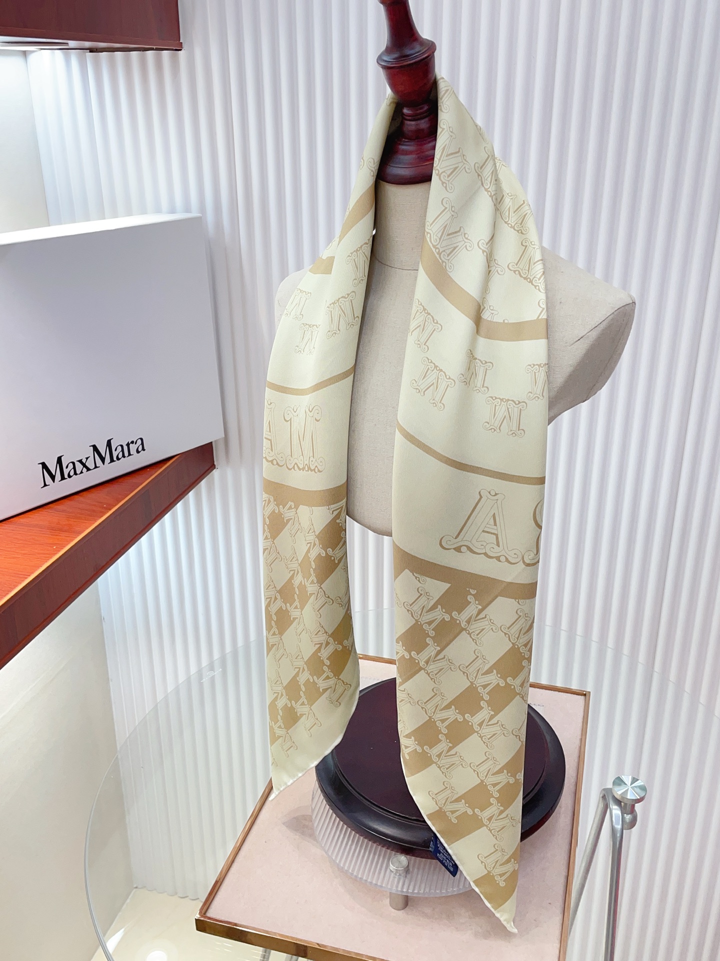 ✨✨【18姆米 双面同色】上身效果疯狂的喜欢❗️专柜也是刚刚上架的，MaxMara最最新款~非常有看头，