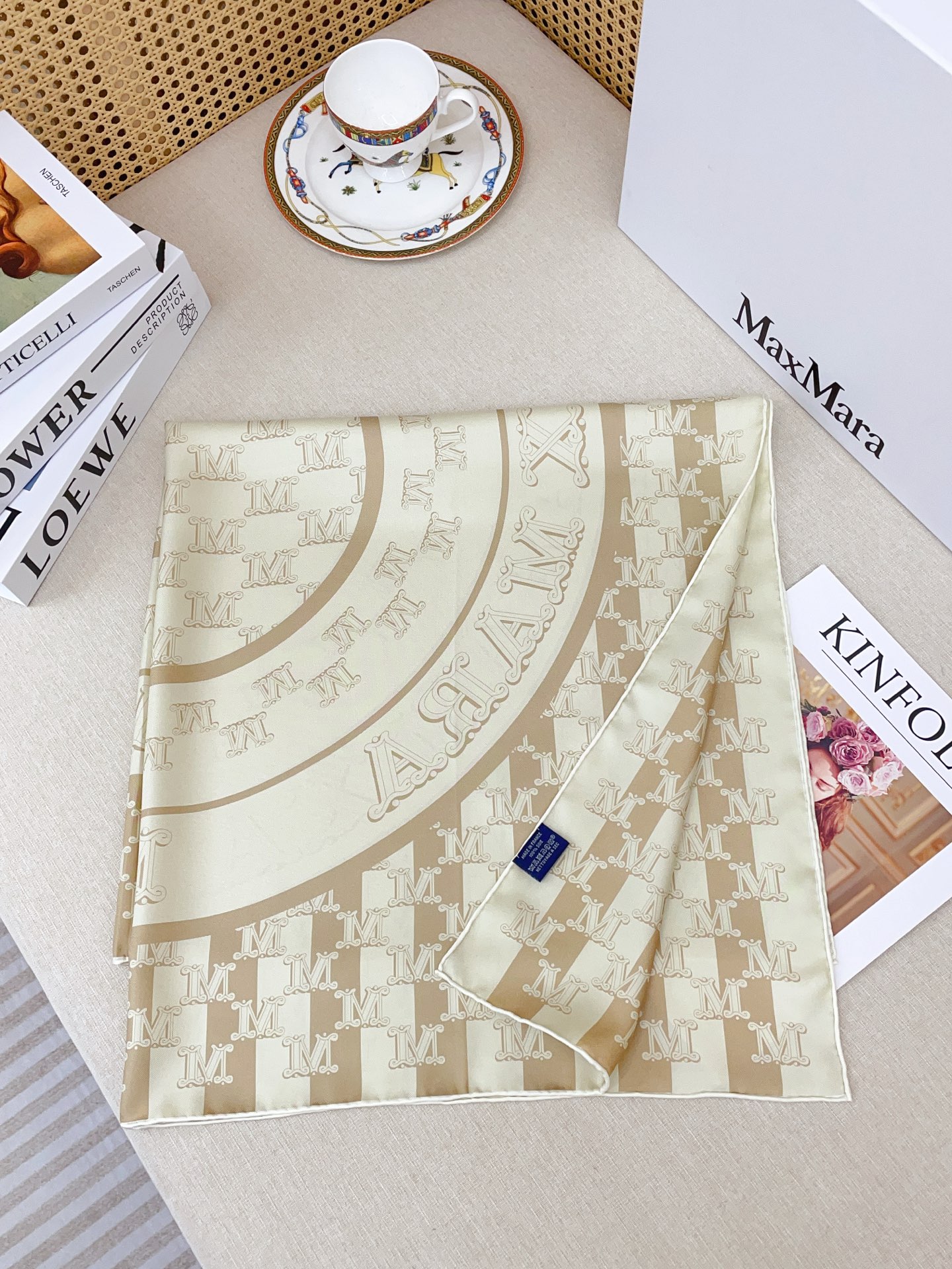 ✨✨【18姆米 双面同色】上身效果疯狂的喜欢❗️专柜也是刚刚上架的，MaxMara最最新款~非常有看头，