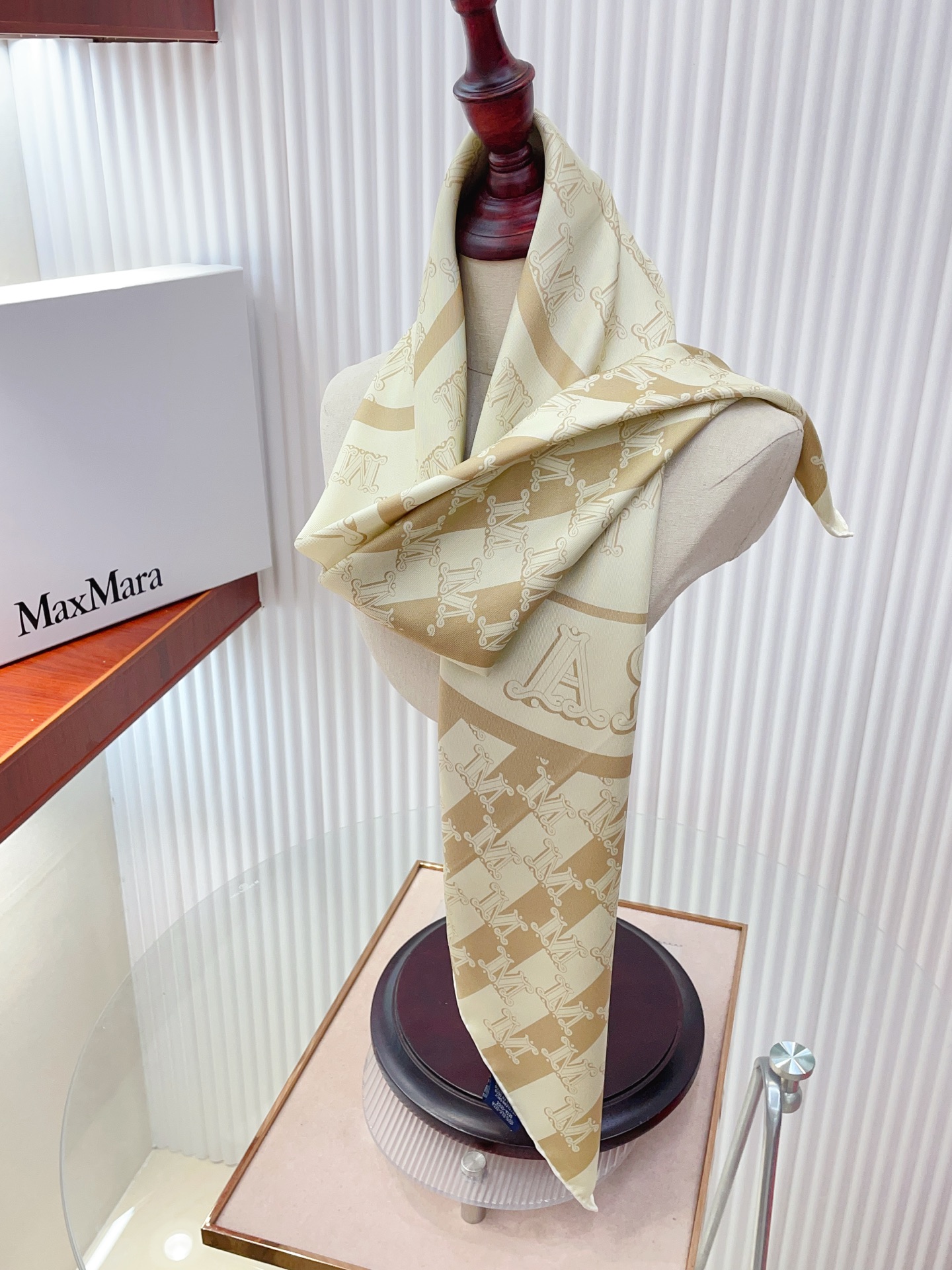 ✨✨【18姆米 双面同色】上身效果疯狂的喜欢❗️专柜也是刚刚上架的，MaxMara最最新款~非常有看头，