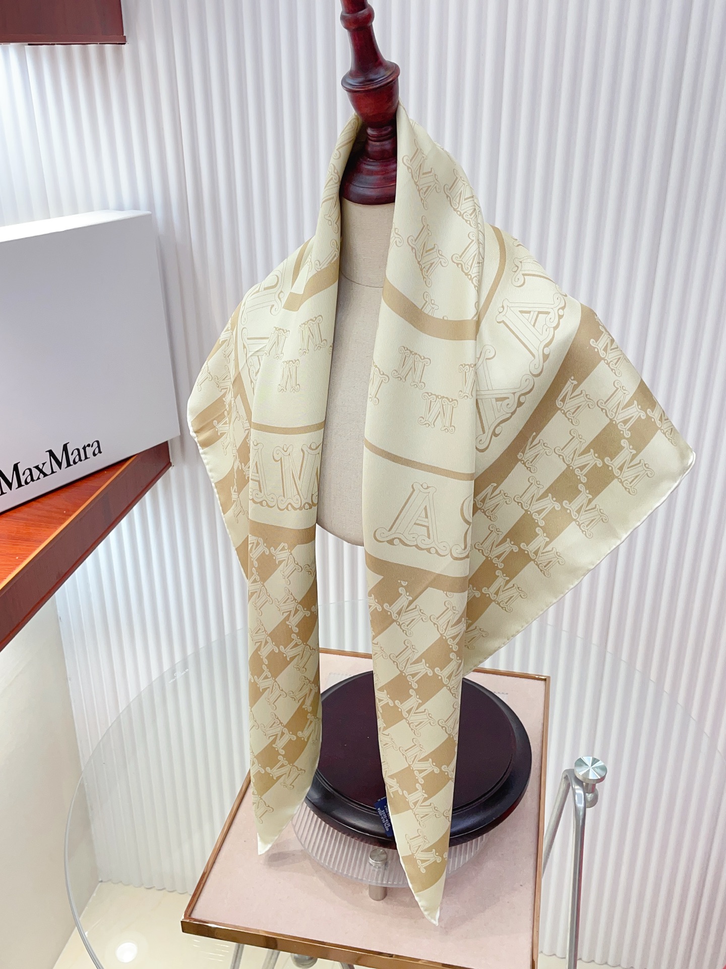 ✨✨【18姆米 双面同色】上身效果疯狂的喜欢❗️专柜也是刚刚上架的，MaxMara最最新款~非常有看头，