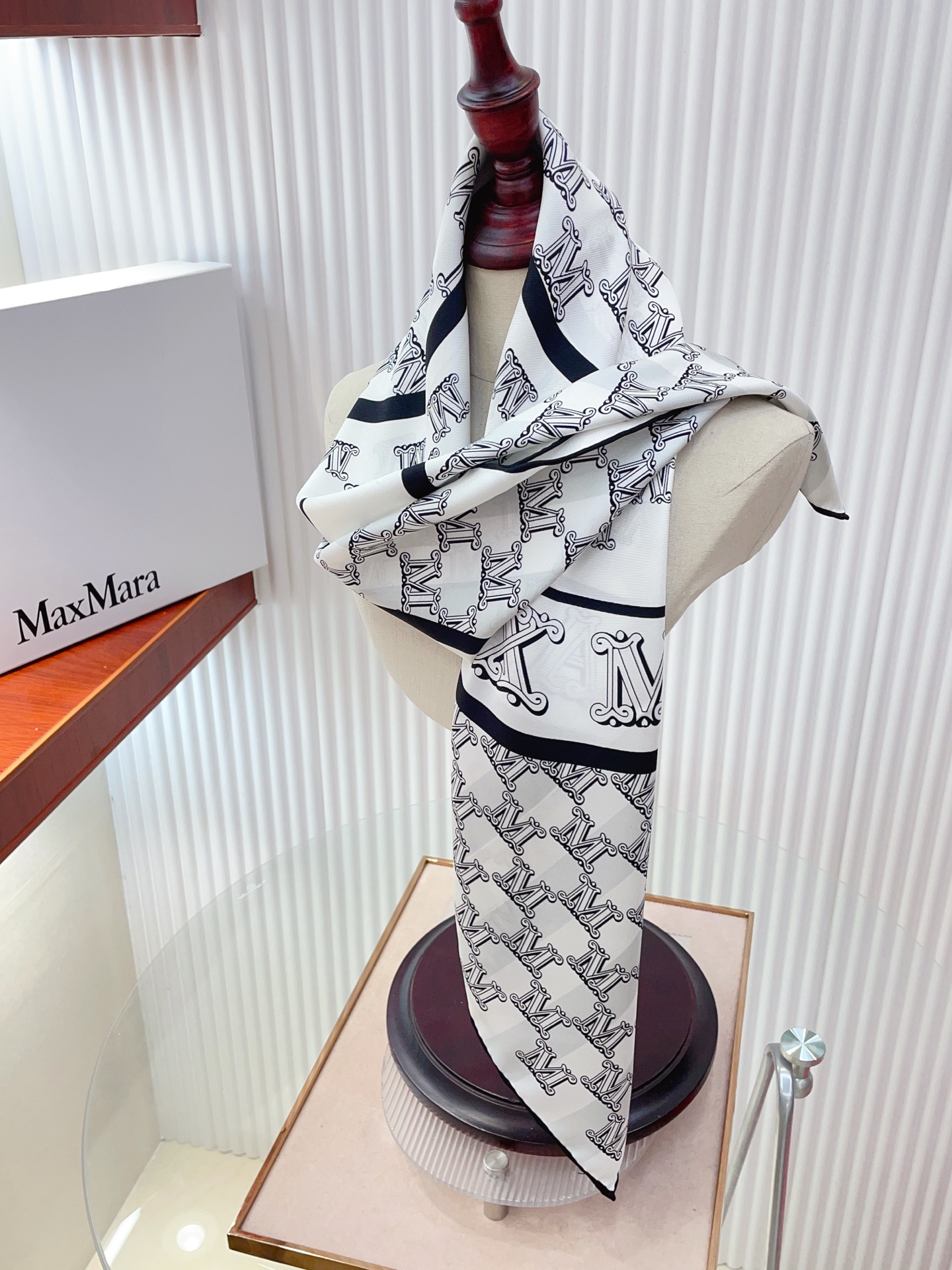 ✨✨【18姆米 双面同色】上身效果疯狂的喜欢❗️专柜也是刚刚上架的，MaxMara最最新款~非常有看头，