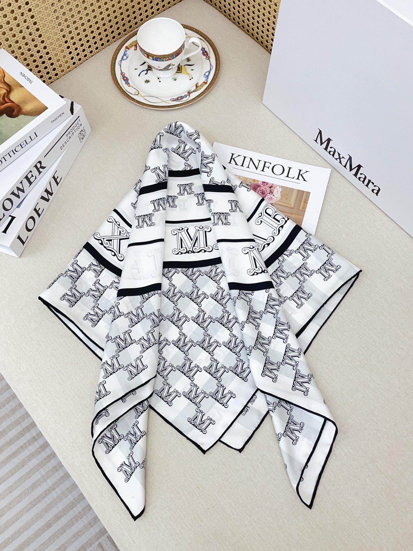 ✨✨【18姆米 双面同色】上身效果疯狂的喜欢❗️专柜也是刚刚上架的，MaxMara最最新款~非常有看头，