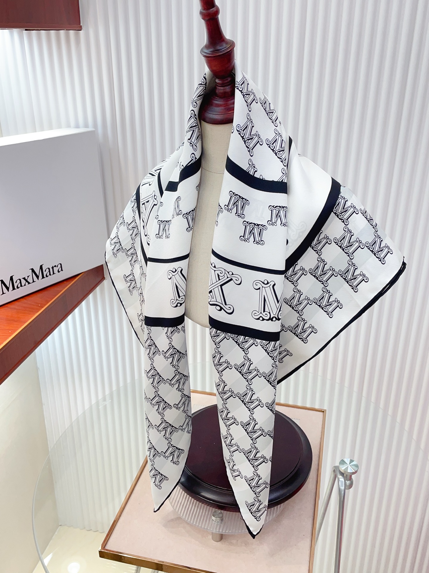 ✨✨【18姆米 双面同色】上身效果疯狂的喜欢❗️专柜也是刚刚上架的，MaxMara最最新款~非常有看头，