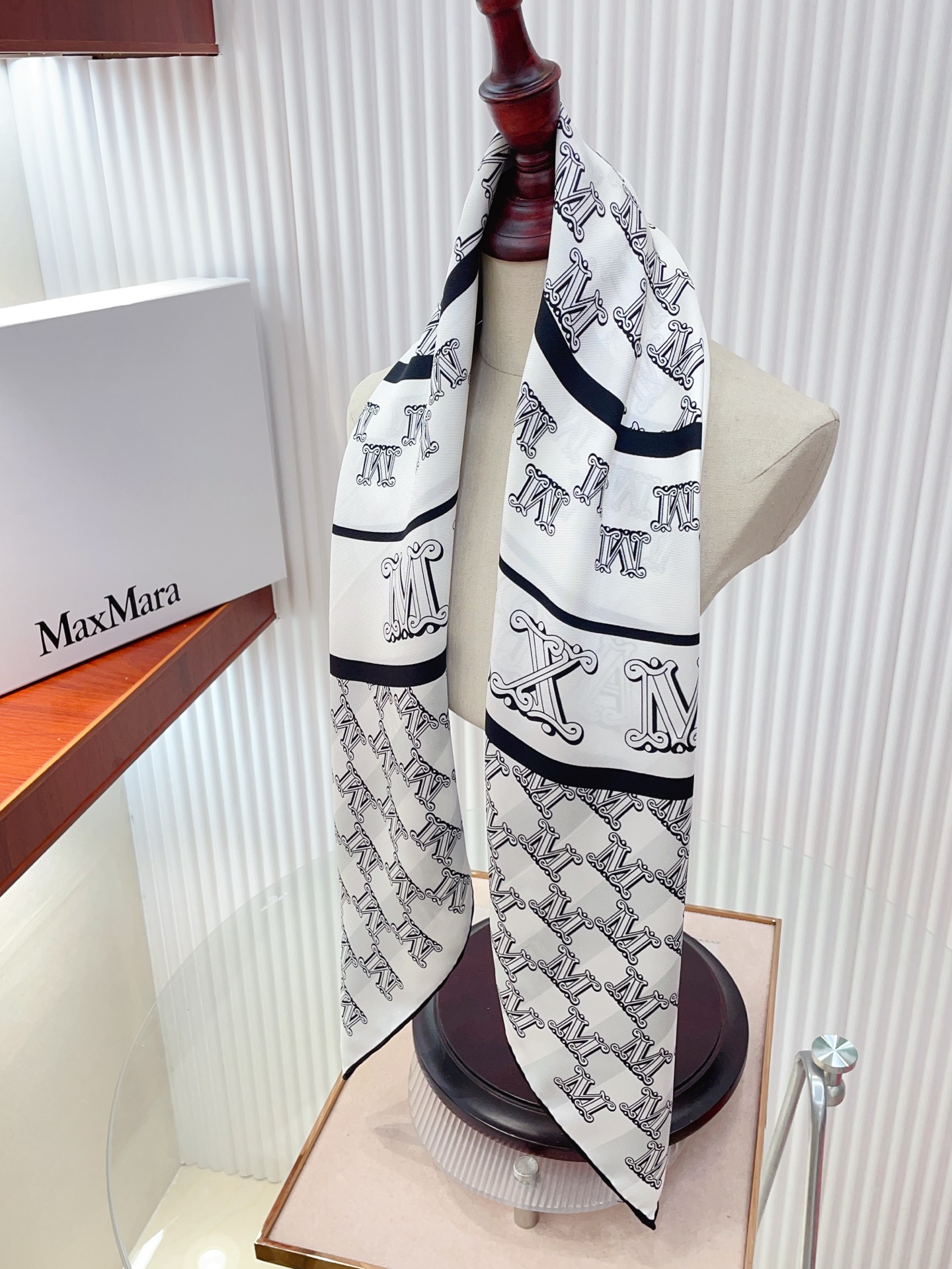 ✨✨【18姆米 双面同色】上身效果疯狂的喜欢❗️专柜也是刚刚上架的，MaxMara最最新款~非常有看头，