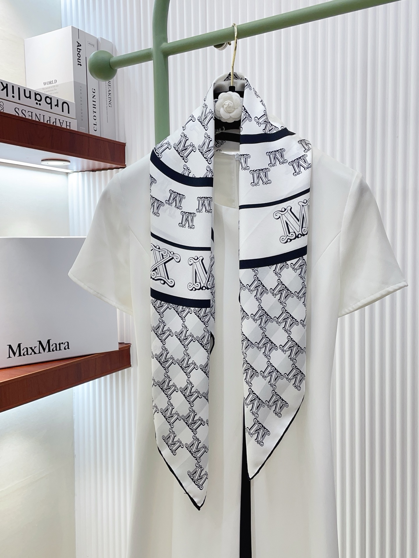 NO:728939,【18moomi  Double-sided same color] I love the upper body effect and it has just been put on the shelves. The latest model of MaxMara~ is very interesting. Such elements of Max have always been the aura of high-end women. The combination of fashion and femininity is just right. This combination is really fashionable and elegant and feminine. It is very suitable for daily wear. The color matching, gloss and hemming are very good, and the custom-grade fabric makes the scarf easier to style. The very heavy and luxurious design, but the upper body is very noble!  A simple foundation with this scarf, the simple matching gives people a very comfortable and tasteful big-name feel... Recommended 90*90cm top twill silk square scarf high version scarf, high version scarf, real silk19860909【18姆米 双面同色】上身效果疯狂的喜欢专柜也是刚刚上架的,MaxMara最最新款~非常有看头,Max的这类元素一直是高级女人的气场感,时髦和女人味融合的刚刚好这样的搭配真的是好时髦,优雅女人味非常适合日搭的配色手感,光泽感,卷边都做的非常好,定制级面料.赋予了围巾更非常容易造型.非常重磅奢华的设计,上身却别样衬得人高贵气质！简单的打底配此款围巾,简单的搭配却给人非常舒适有品味的大牌感…推荐90*90cm顶级斜纹真丝方巾高版本围巾,高版本围巾,real silk,scarf