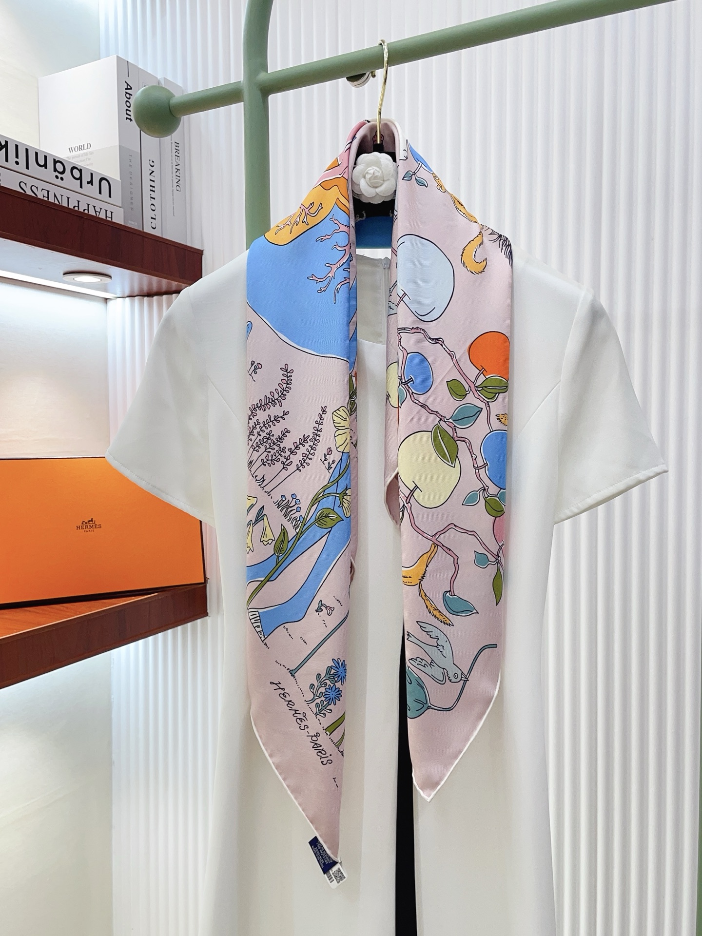 ✨✨【18姆米 双面同色】H**S真丝新款🆕👏👏买了都说好看‼️推荐💕【马鞍上的苹果树 90】真丝方巾，