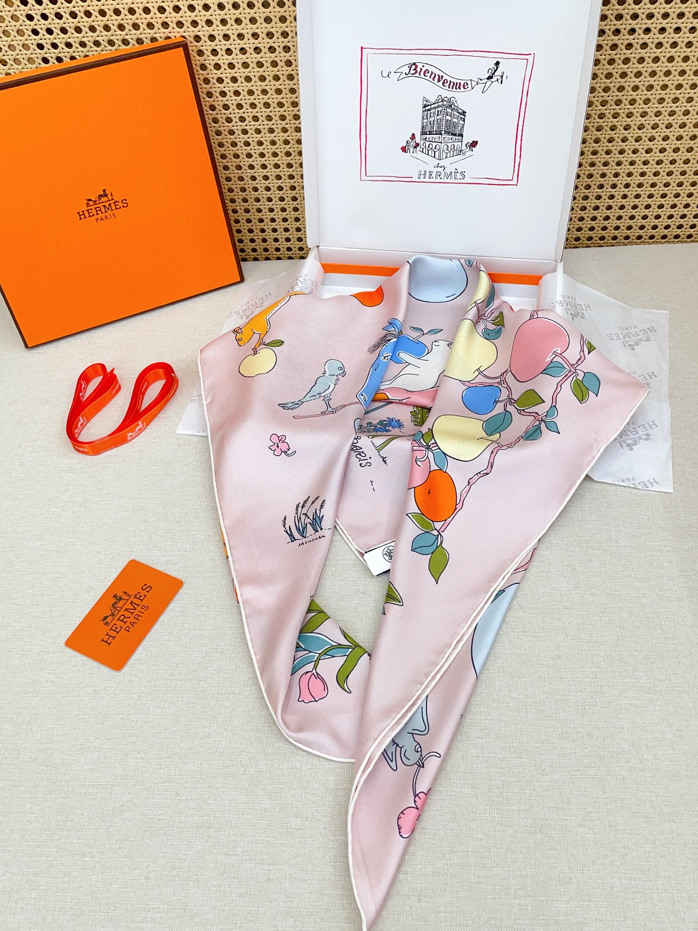 ✨✨【18姆米 双面同色】H**S真丝新款🆕👏👏买了都说好看‼️推荐💕【马鞍上的苹果树 90】真丝方巾，