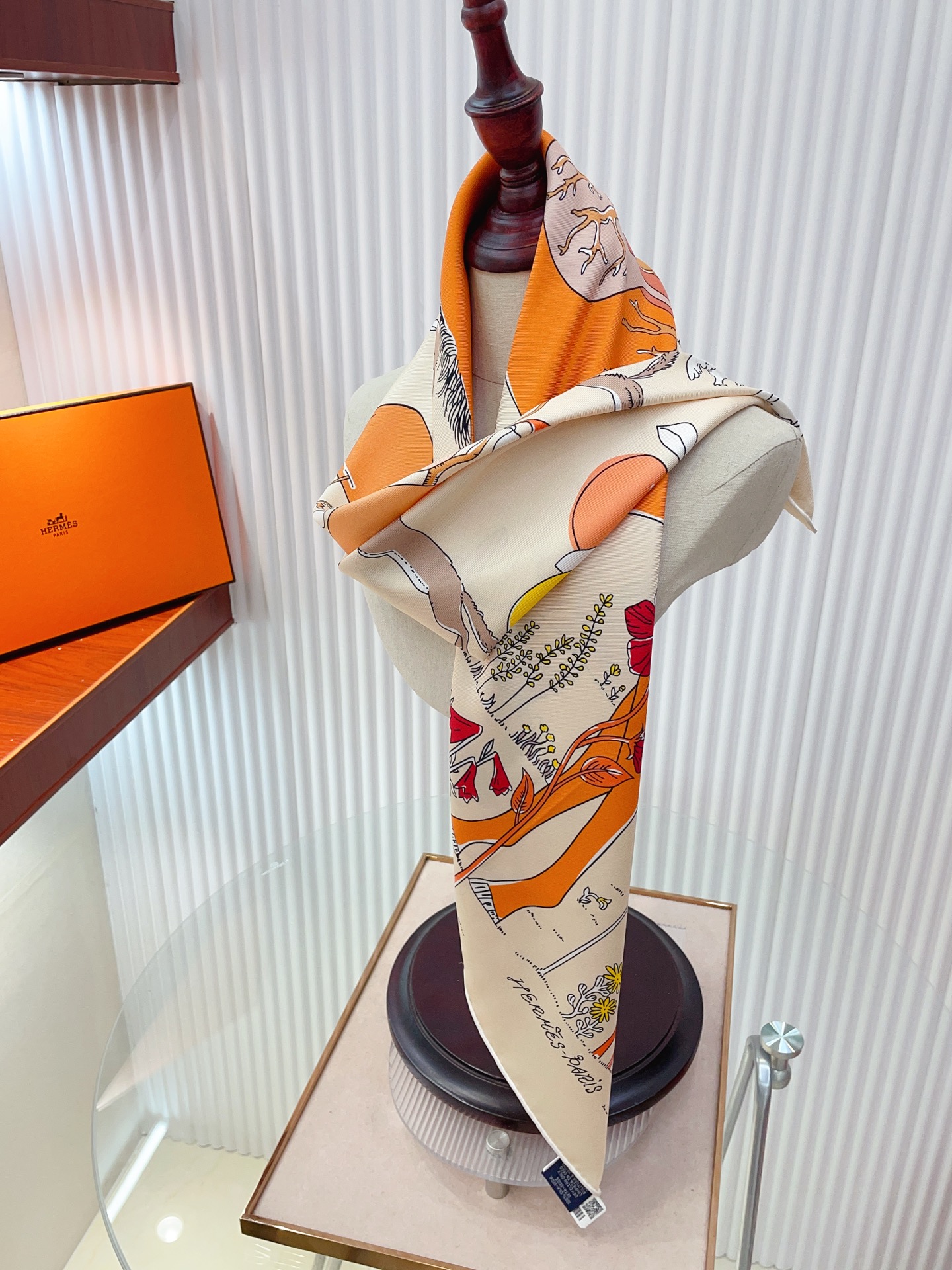 ✨✨【18姆米 双面同色】H**S真丝新款🆕👏👏买了都说好看‼️推荐💕【马鞍上的苹果树 90】真丝方巾，