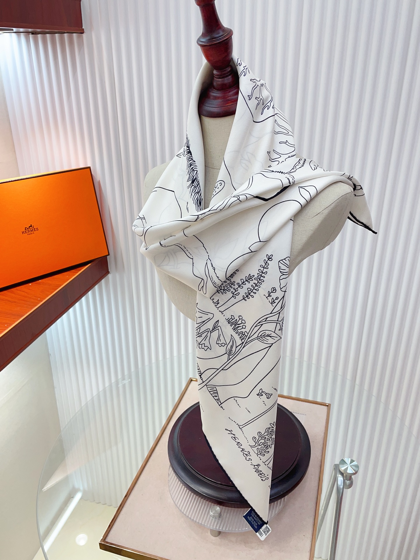 ✨✨【18姆米 双面同色】H**S真丝新款🆕👏👏买了都说好看‼️推荐💕【马鞍上的苹果树 90】真丝方巾，