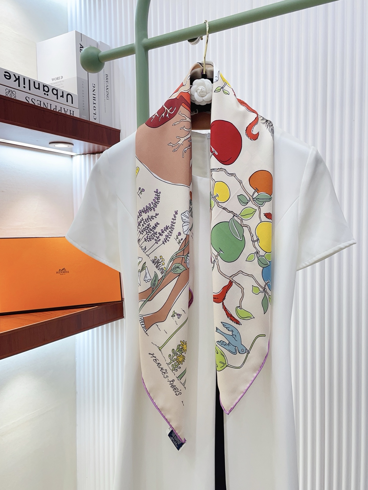 ✨✨【18姆米 双面同色】H**S真丝新款🆕👏👏买了都说好看‼️推荐💕【马鞍上的苹果树 90】真丝方巾，