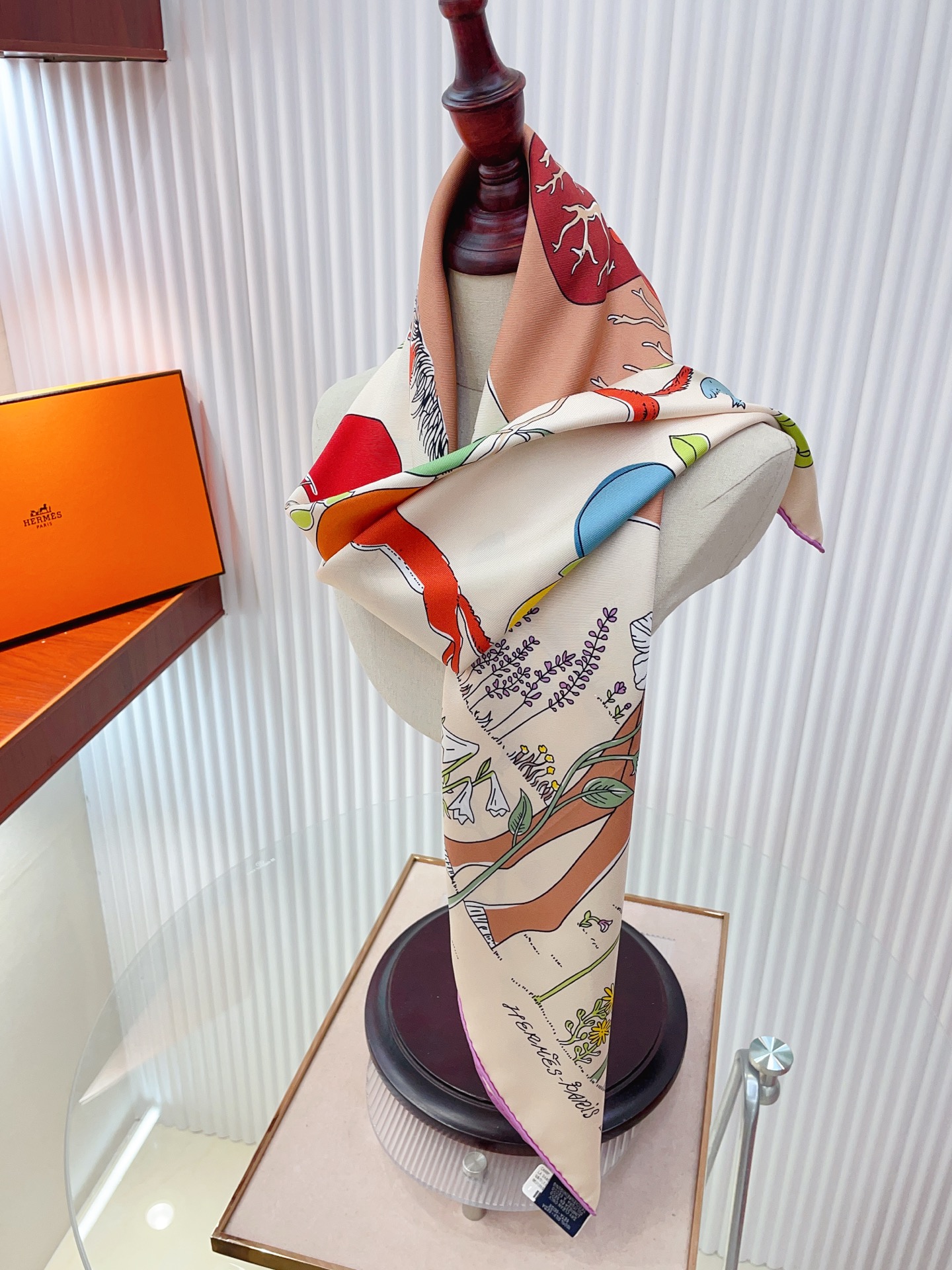 ✨✨【18姆米 双面同色】H**S真丝新款🆕👏👏买了都说好看‼️推荐💕【马鞍上的苹果树 90】真丝方巾，