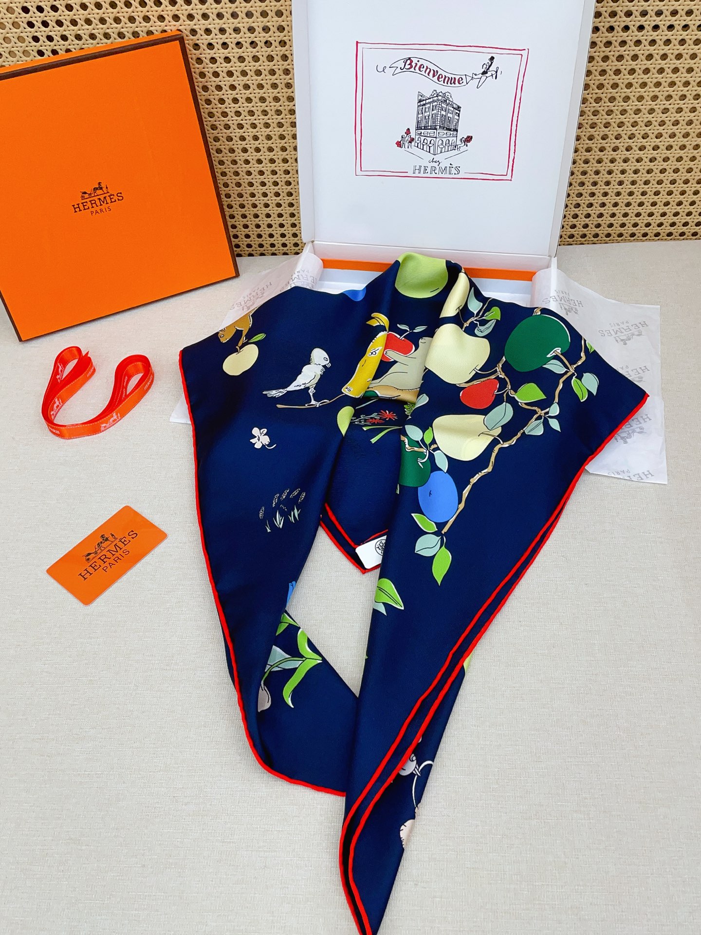 ✨✨【18姆米 双面同色】H**S真丝新款🆕👏👏买了都说好看‼️推荐💕【马鞍上的苹果树 90】真丝方巾，