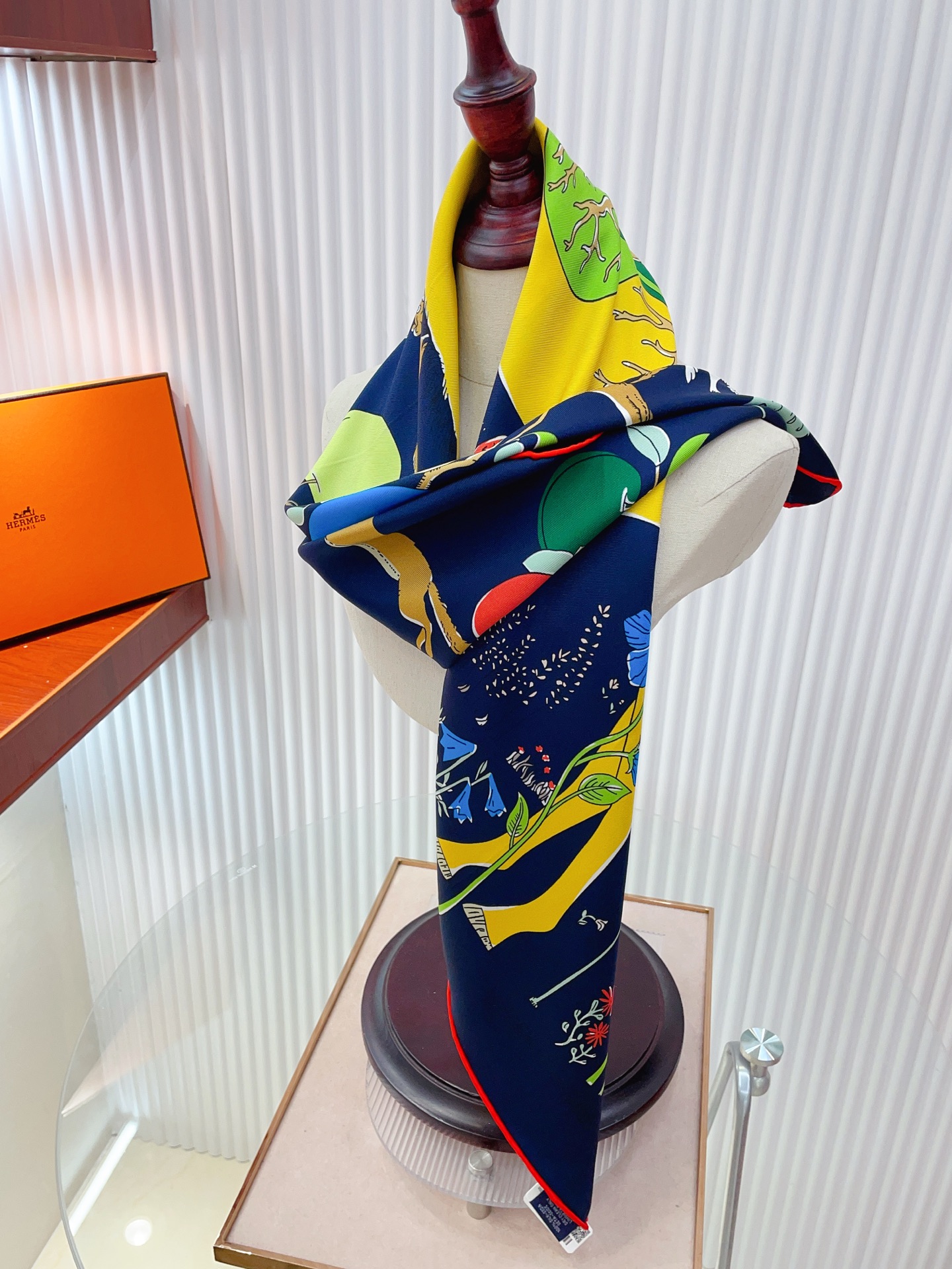 ✨✨【18姆米 双面同色】H**S真丝新款🆕👏👏买了都说好看‼️推荐💕【马鞍上的苹果树 90】真丝方巾，