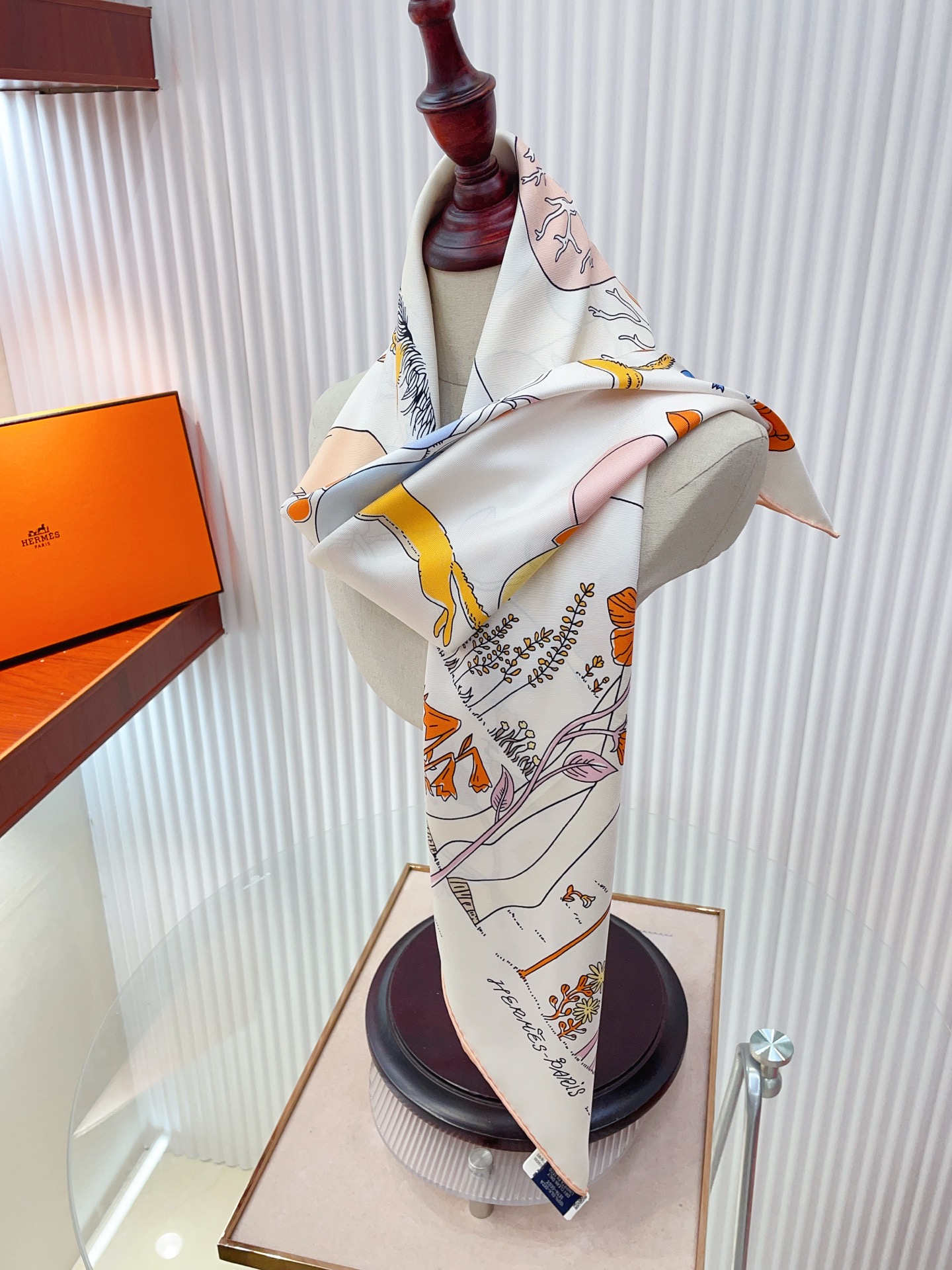 ✨✨【18姆米 双面同色】H**S真丝新款🆕👏👏买了都说好看‼️推荐💕【马鞍上的苹果树 90】真丝方巾，