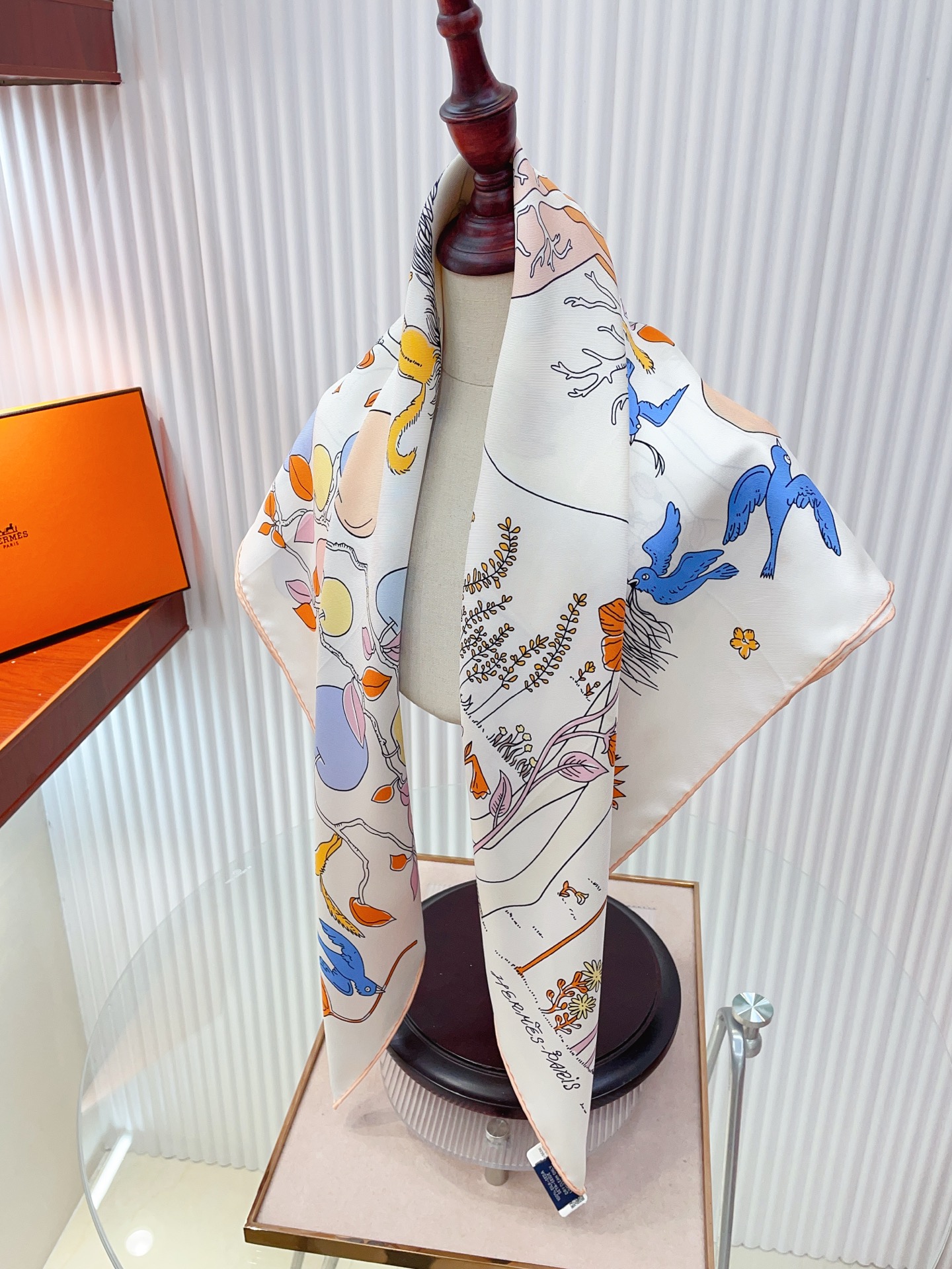 ✨✨【18姆米 双面同色】H**S真丝新款🆕👏👏买了都说好看‼️推荐💕【马鞍上的苹果树 90】真丝方巾，