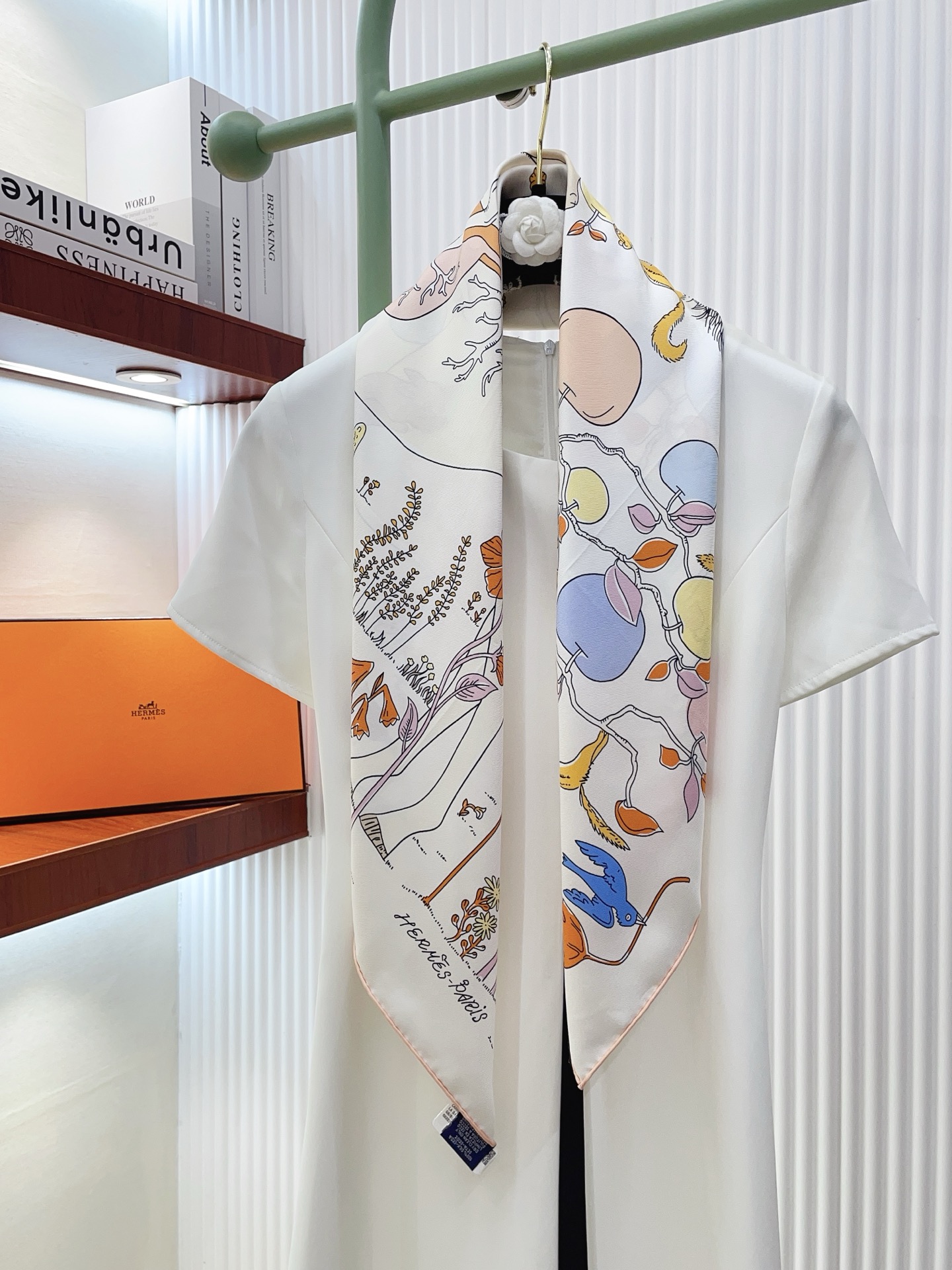 NO:728911,[18 Mumi, double-sided same color] H**S new silk scarf, everyone said it looks good when I bought it. Recommended [Apple Tree on the Saddle 90] Silk square scarf, top craftsmanship, super value counter, three-dimensional presentation of patterns and textures, very high quality, special craftsmanship, high-end research and development, stunning appearance, special cutting-edge craftsmanship, loved by Bai Fumei. Whether it is quality, style or price, it makes them scream for big brand control. Super high cost performance  It is definitely worth buying twill silk, size 90cm*90cm high version scarf, high version scarf, real silk19860909【18姆米 双面同色】H**S真丝新款买了都说好看推荐【马鞍上的苹果树 90】真丝方巾,顶级工艺超值专柜爆款立体呈现图案纹路实物档次极高特殊工艺高端研发惊艳问世特殊尖端工艺处理受到白富美的喜欢 无论是品质 款式 价格都令大牌控的她们尖叫 超高性价比 绝对值得入手斜纹真丝,尺寸90cm*90cm高版本围巾,高版本围巾,real silk,scarf