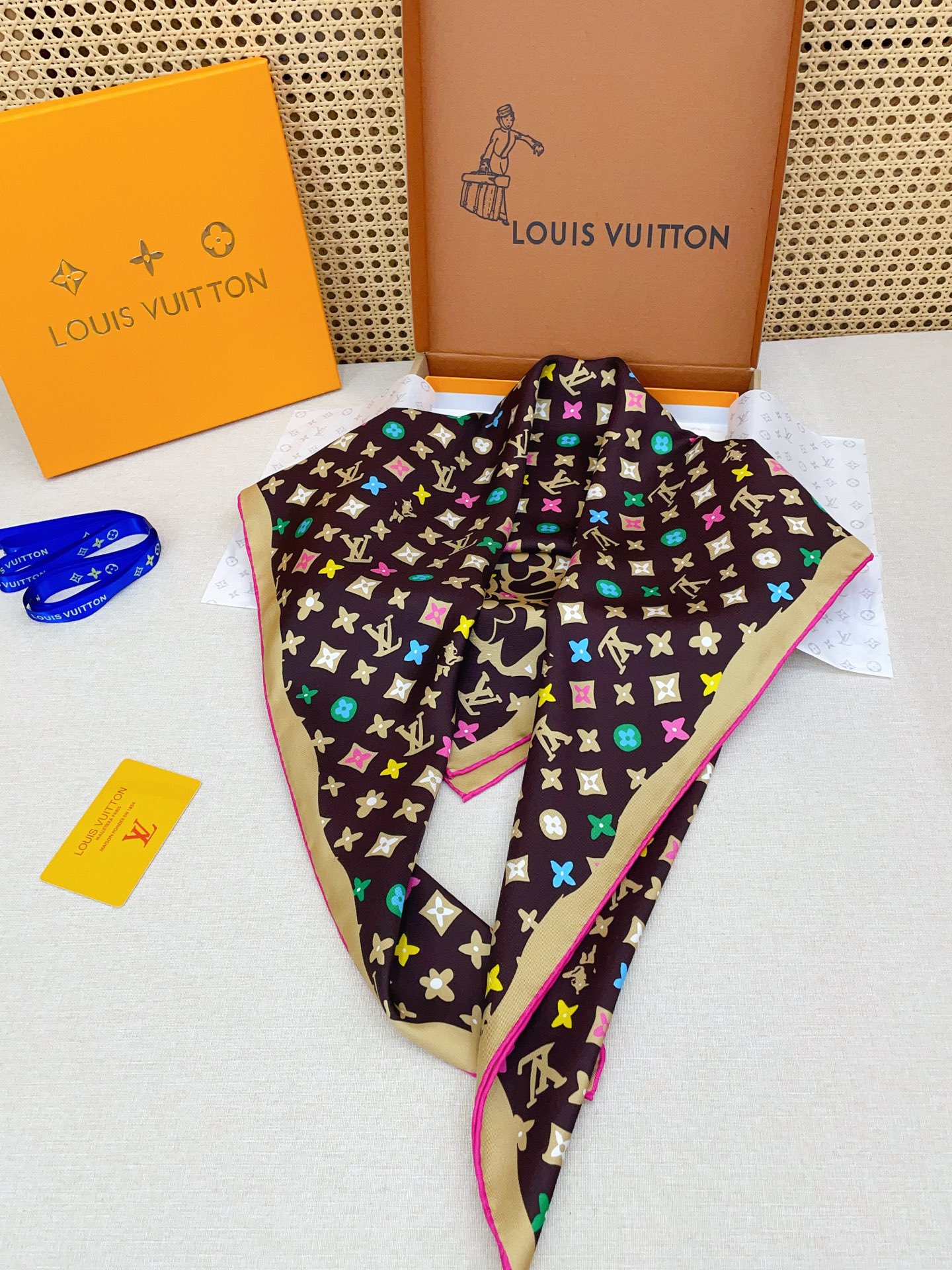 ✨✨【18姆米 双面同色】上身效果疯狂的喜欢❗️专柜也是刚刚上架的，L*最最新款~非常有看头，L的这类元