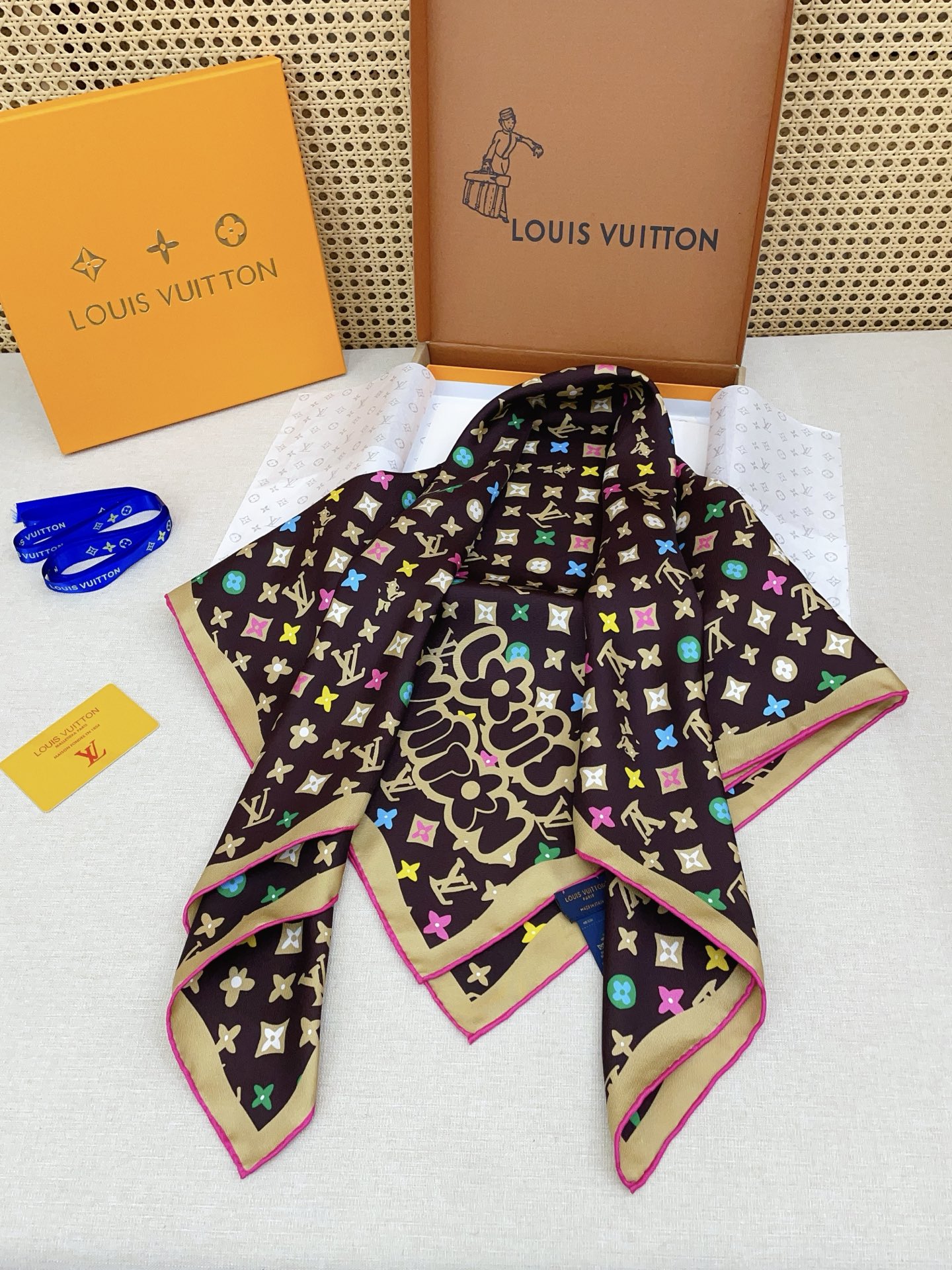 ✨✨【18姆米 双面同色】上身效果疯狂的喜欢❗️专柜也是刚刚上架的，L*最最新款~非常有看头，L的这类元