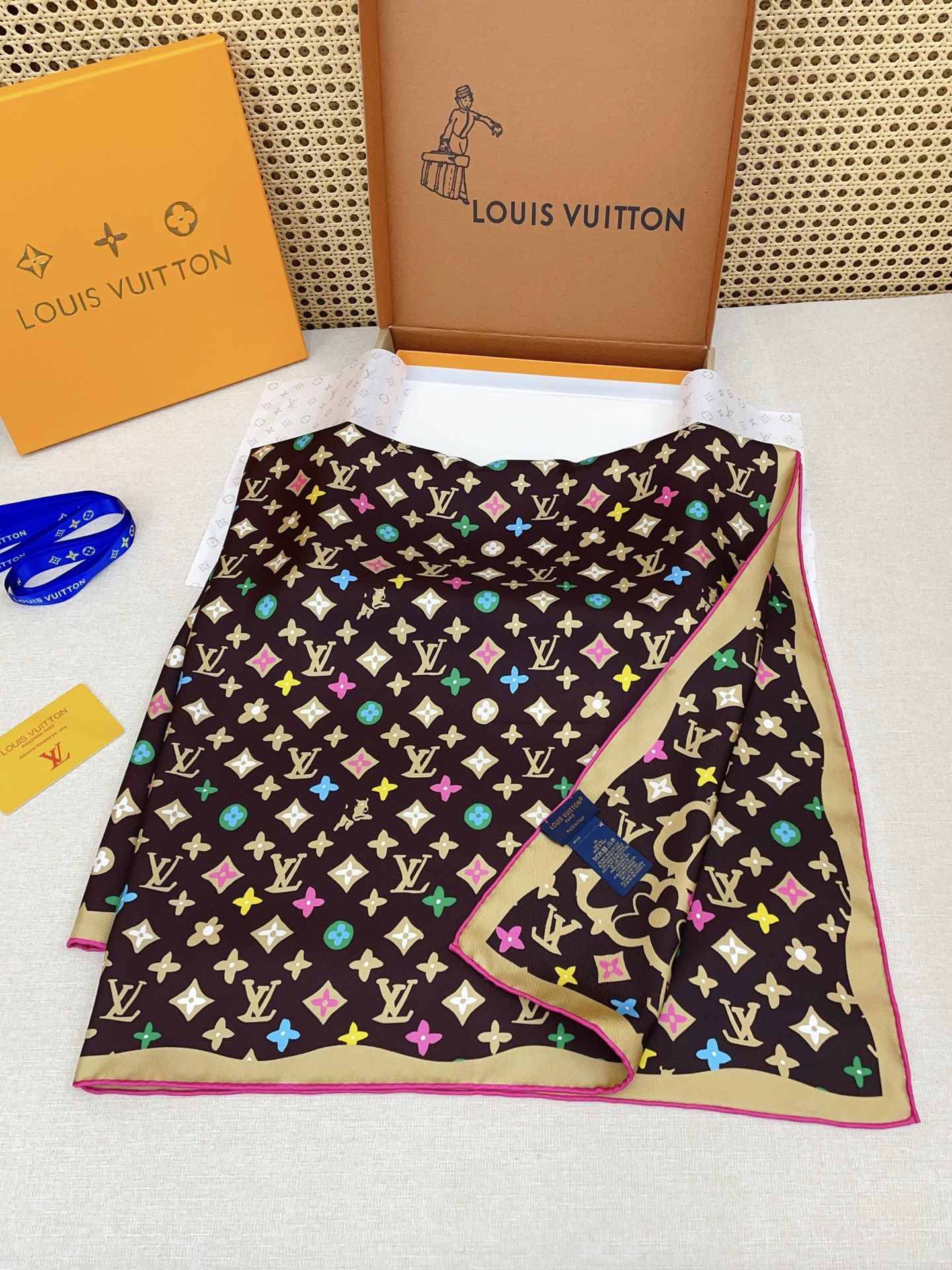 ✨✨【18姆米 双面同色】上身效果疯狂的喜欢❗️专柜也是刚刚上架的，L*最最新款~非常有看头，L的这类元