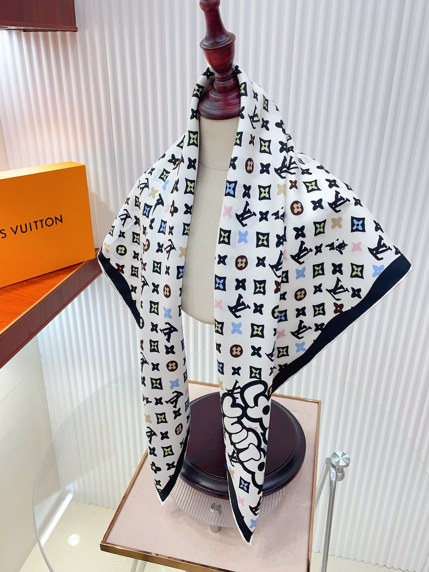 ✨✨【18姆米 双面同色】上身效果疯狂的喜欢❗️专柜也是刚刚上架的，L*最最新款~非常有看头，L的这类元