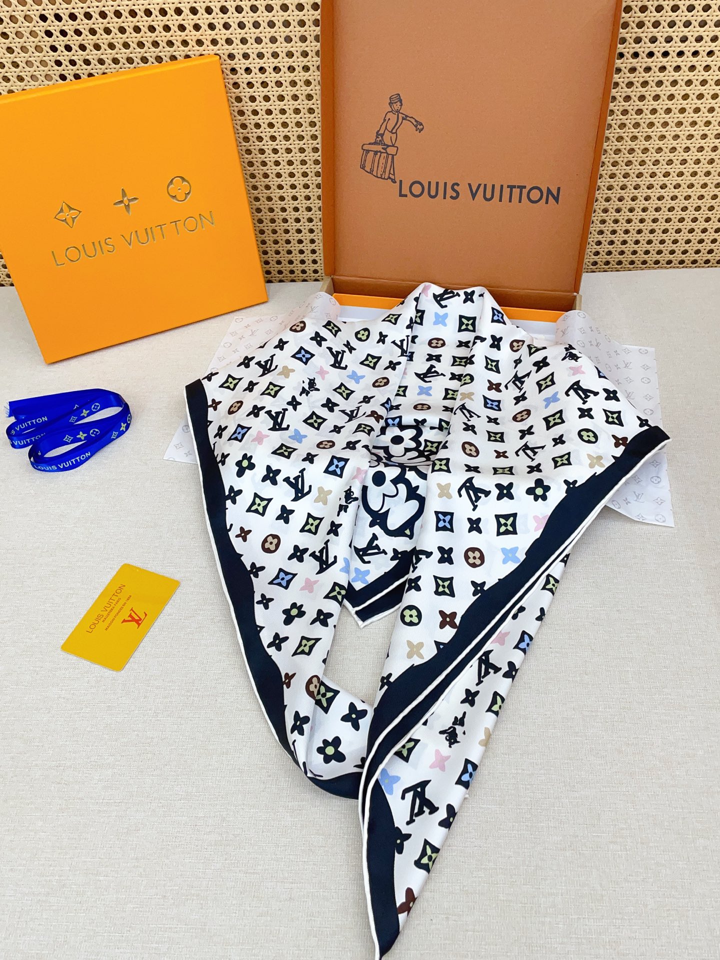 ✨✨【18姆米 双面同色】上身效果疯狂的喜欢❗️专柜也是刚刚上架的，L*最最新款~非常有看头，L的这类元