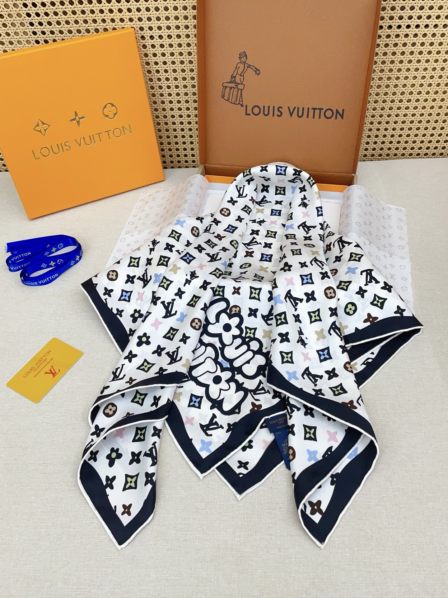 ✨✨【18姆米 双面同色】上身效果疯狂的喜欢❗️专柜也是刚刚上架的，L*最最新款~非常有看头，L的这类元