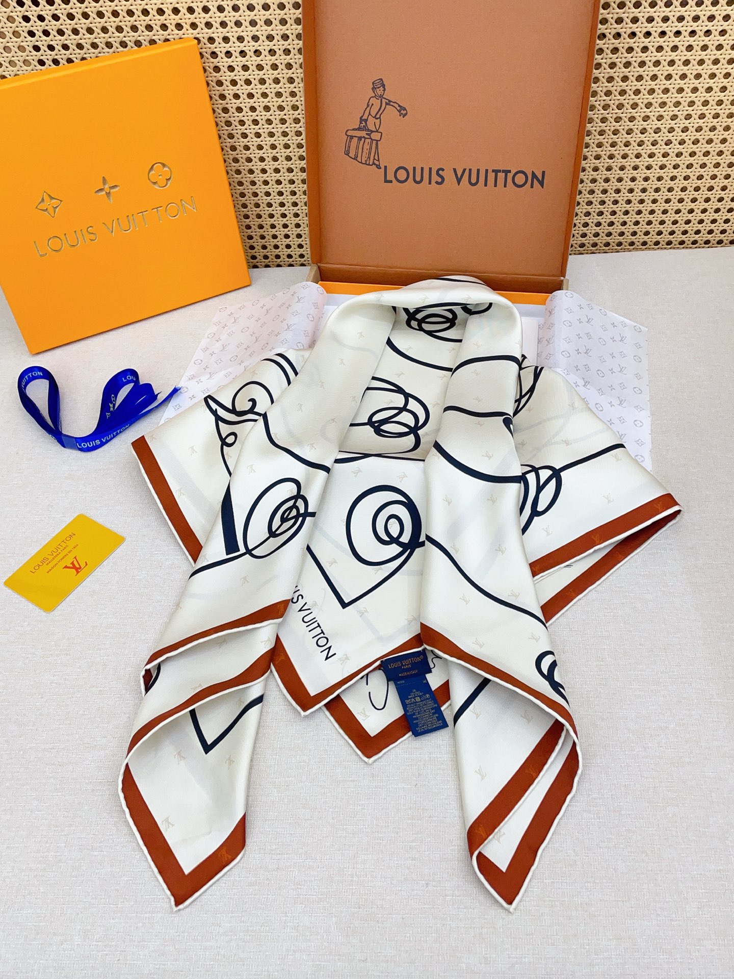 ✨✨【18姆米 双面同色】上身效果疯狂的喜欢❗️专柜也是刚刚上架的，L*最最新款~非常有看头，L的这类元