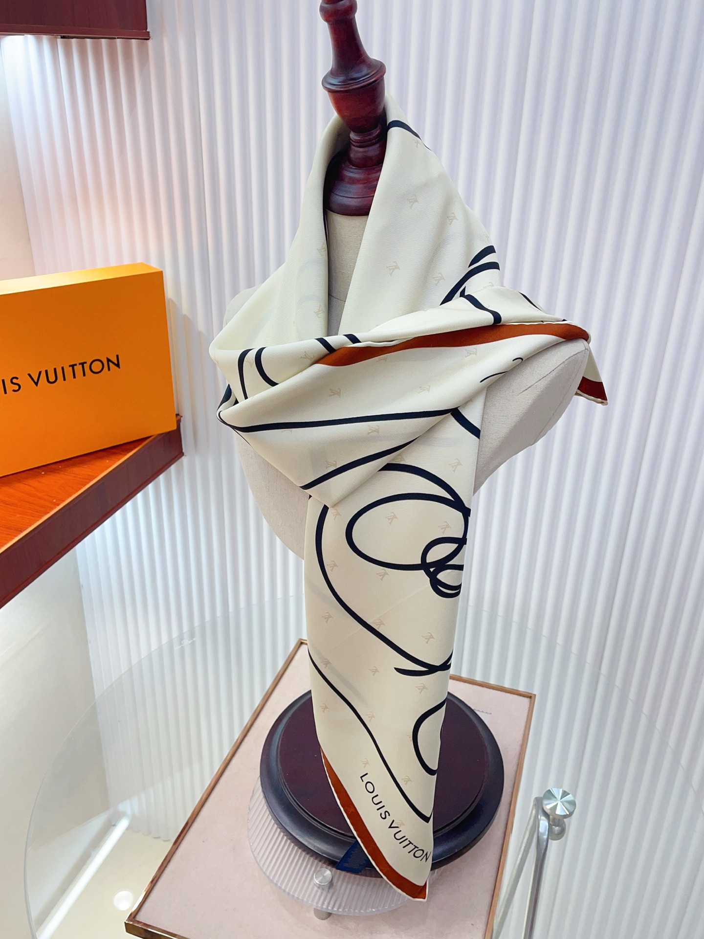 ✨✨【18姆米 双面同色】上身效果疯狂的喜欢❗️专柜也是刚刚上架的，L*最最新款~非常有看头，L的这类元