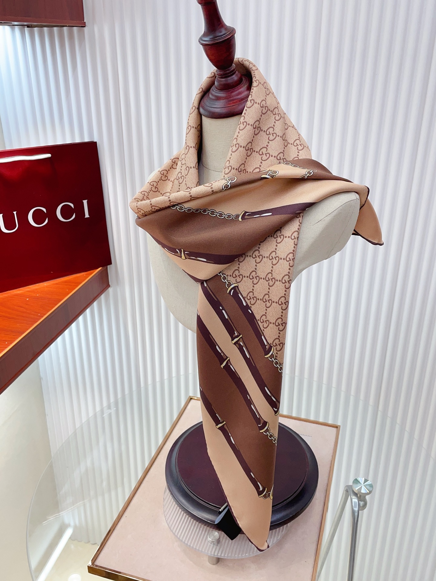 ✨✨【18姆米 双面同色】G家真丝新款🆕👏👏买了都说好看‼️推荐💕真丝方巾，顶级工艺超值‼️专柜爆款🎁💟