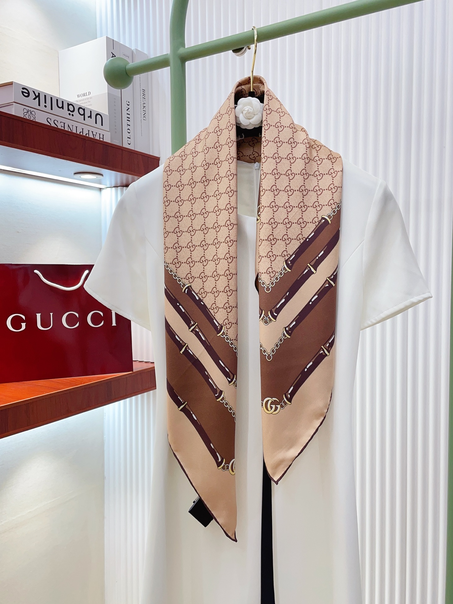 ✨✨【18姆米 双面同色】G家真丝新款🆕👏👏买了都说好看‼️推荐💕真丝方巾，顶级工艺超值‼️专柜爆款🎁💟