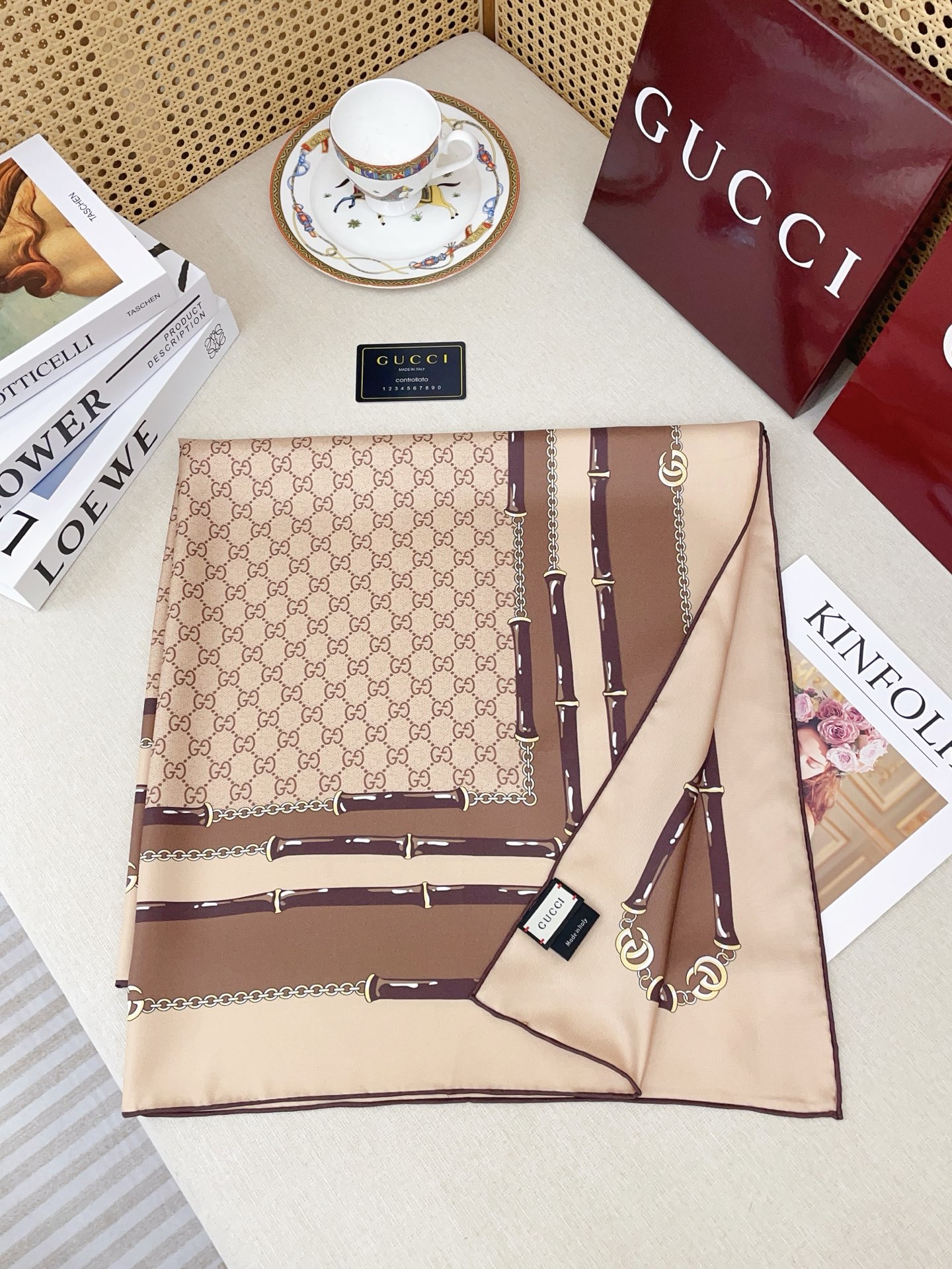 ✨✨【18姆米 双面同色】G家真丝新款🆕👏👏买了都说好看‼️推荐💕真丝方巾，顶级工艺超值‼️专柜爆款🎁💟