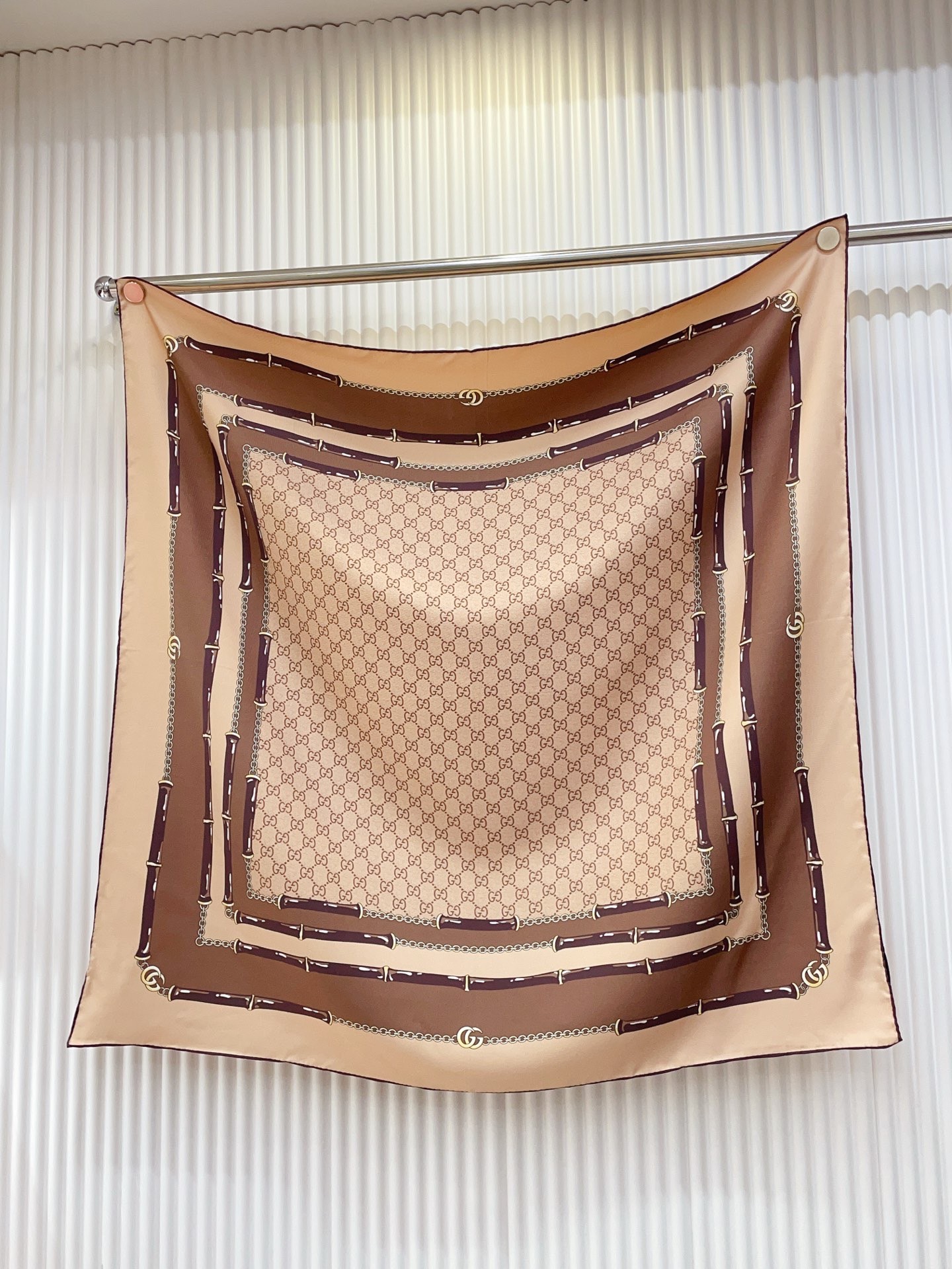 ✨✨【18姆米 双面同色】G家真丝新款🆕👏👏买了都说好看‼️推荐💕真丝方巾，顶级工艺超值‼️专柜爆款🎁💟