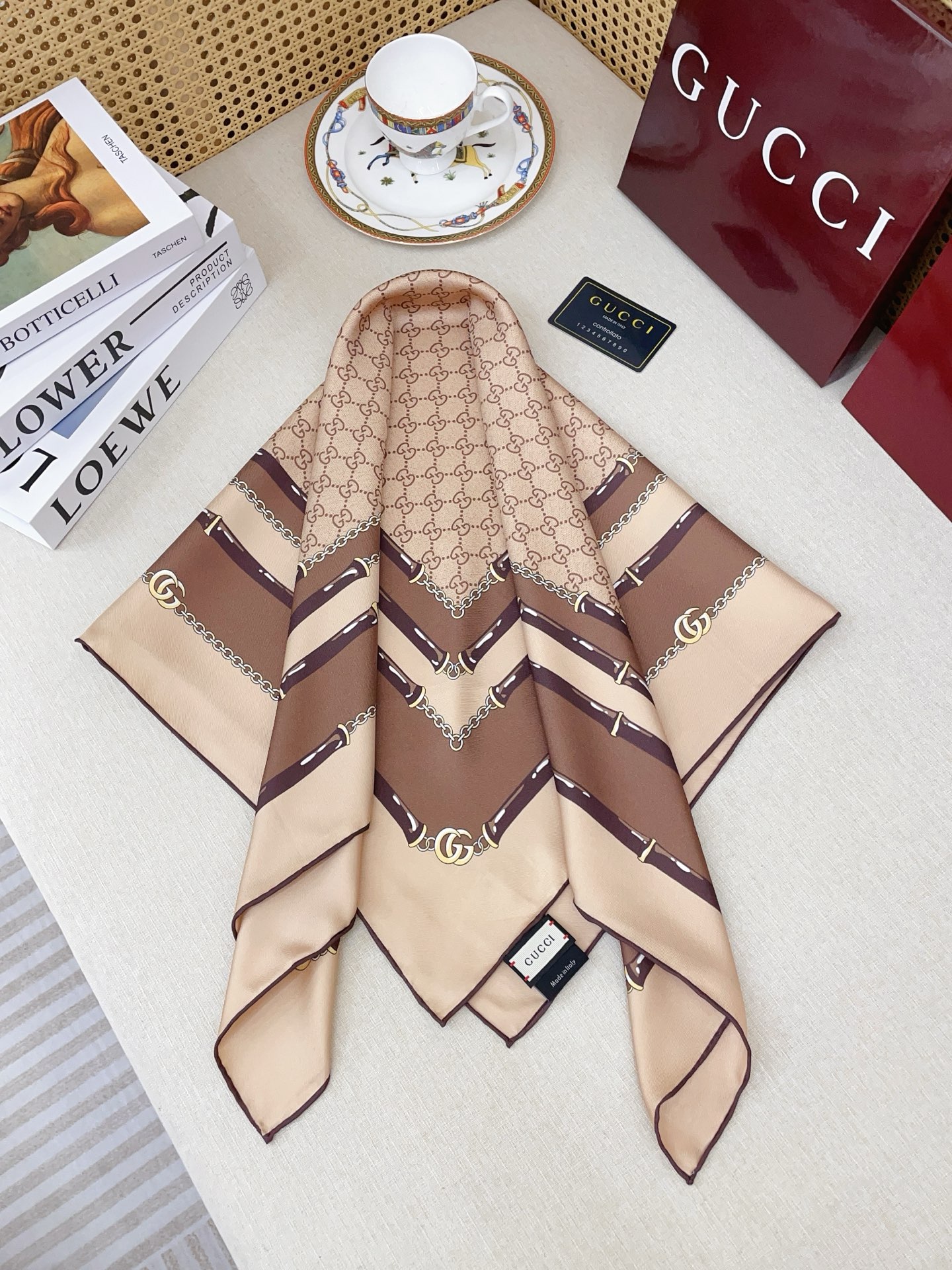 ✨✨【18姆米 双面同色】G家真丝新款🆕👏👏买了都说好看‼️推荐💕真丝方巾，顶级工艺超值‼️专柜爆款🎁💟