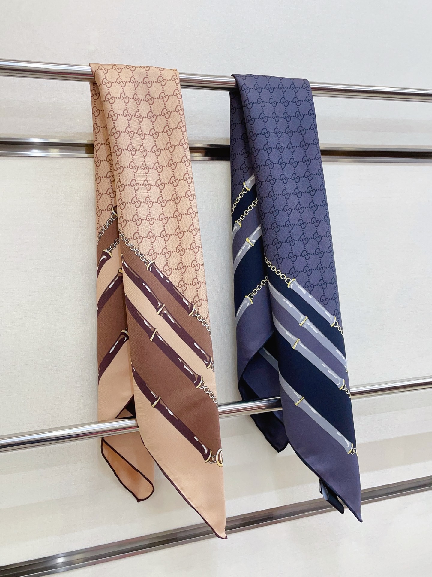 ✨✨【18姆米 双面同色】G家真丝新款🆕👏👏买了都说好看‼️推荐💕真丝方巾，顶级工艺超值‼️专柜爆款🎁💟