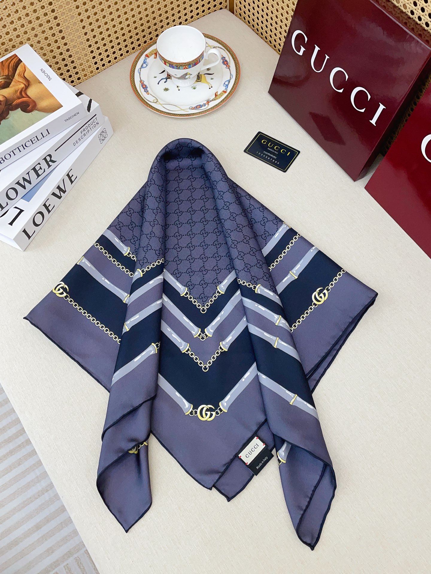 ✨✨【18姆米 双面同色】G家真丝新款🆕👏👏买了都说好看‼️推荐💕真丝方巾，顶级工艺超值‼️专柜爆款🎁💟