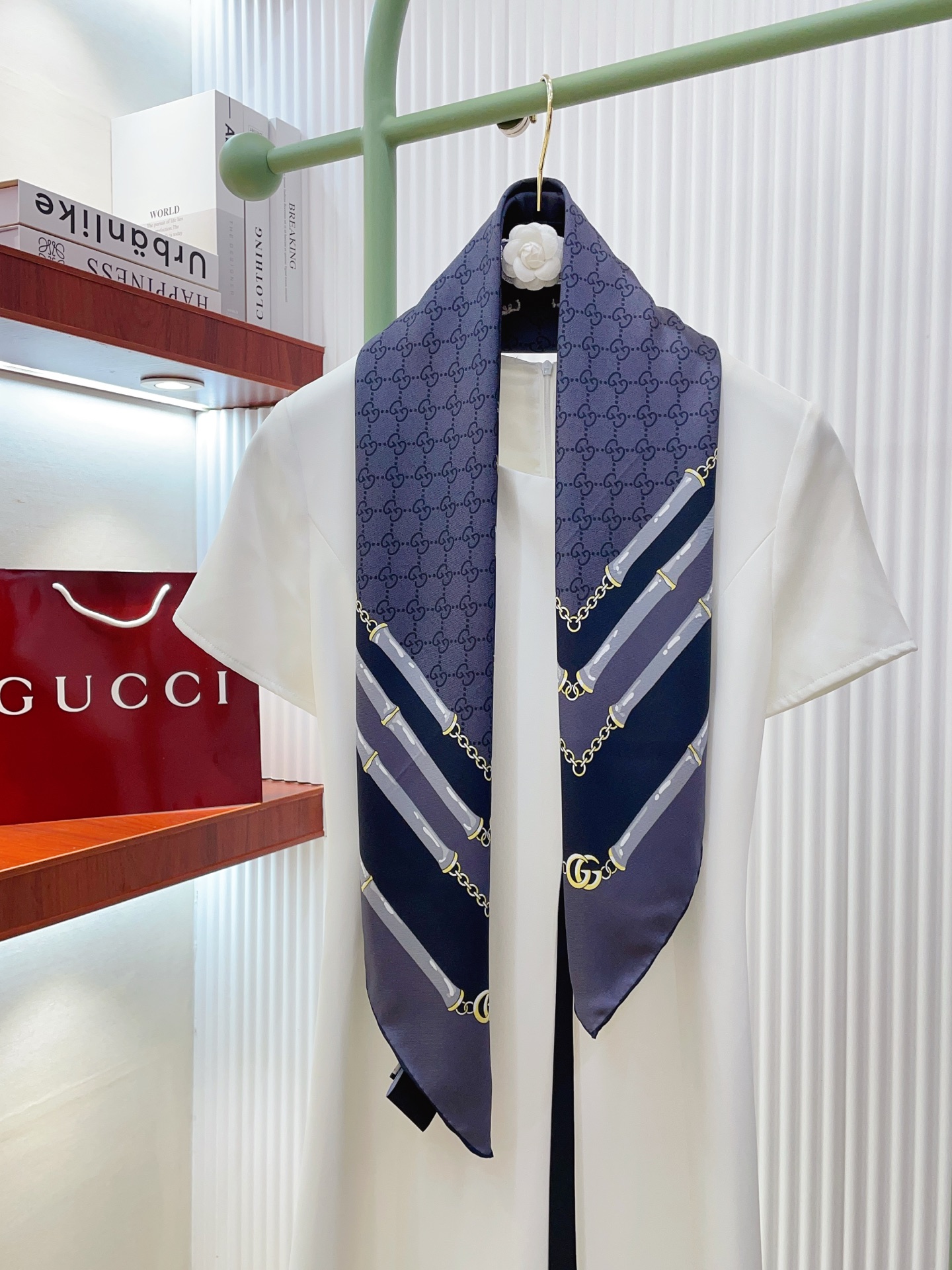 NO:728928,[18 Mumi, double-sided same color] The new G family silk scarves are all said to be good-looking. Recommended silk square scarves, top-notch craftsmanship, value-for-money, three-dimensional presentation of patterns and textures, extremely high-end special craftsmanship, high-end research and development, stunning advent, special cutting-edge craftsmanship, favored by Bai Fumei. Whether it is quality, style or price, they scream for big brands. Super cost-effective, definitely worth buying twill silk, size 90cm*90cm high version scarf, high version scarf, gucci, real silk19860909【18姆米 双面同色】G家真丝新款买了都说好看推荐真丝方巾,顶级工艺超值专柜爆款立体呈现图案纹路实物档次极高特殊工艺高端研发惊艳问世特殊尖端工艺处理受到白富美的喜欢 无论是品质 款式 价格都令大牌控的她们尖叫 超高性价比 绝对值得入手斜纹真丝,尺寸90cm*90cm高版本围巾,高版本围巾,gucci,real silk,scarf